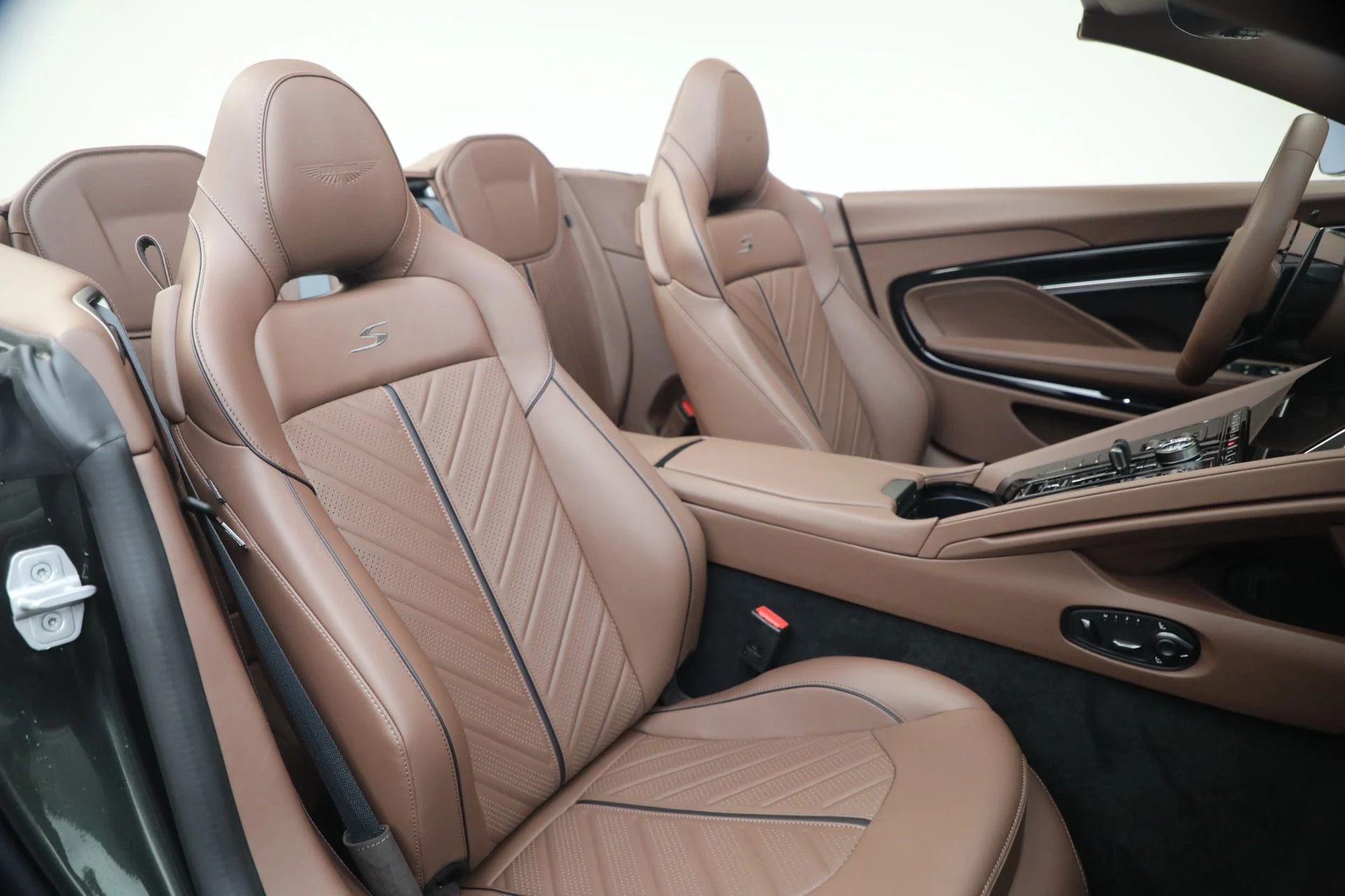 mph036_4039986072_New_2026_Aston_Martin_DB_12_S_Volante_1787328919_9221ce319c