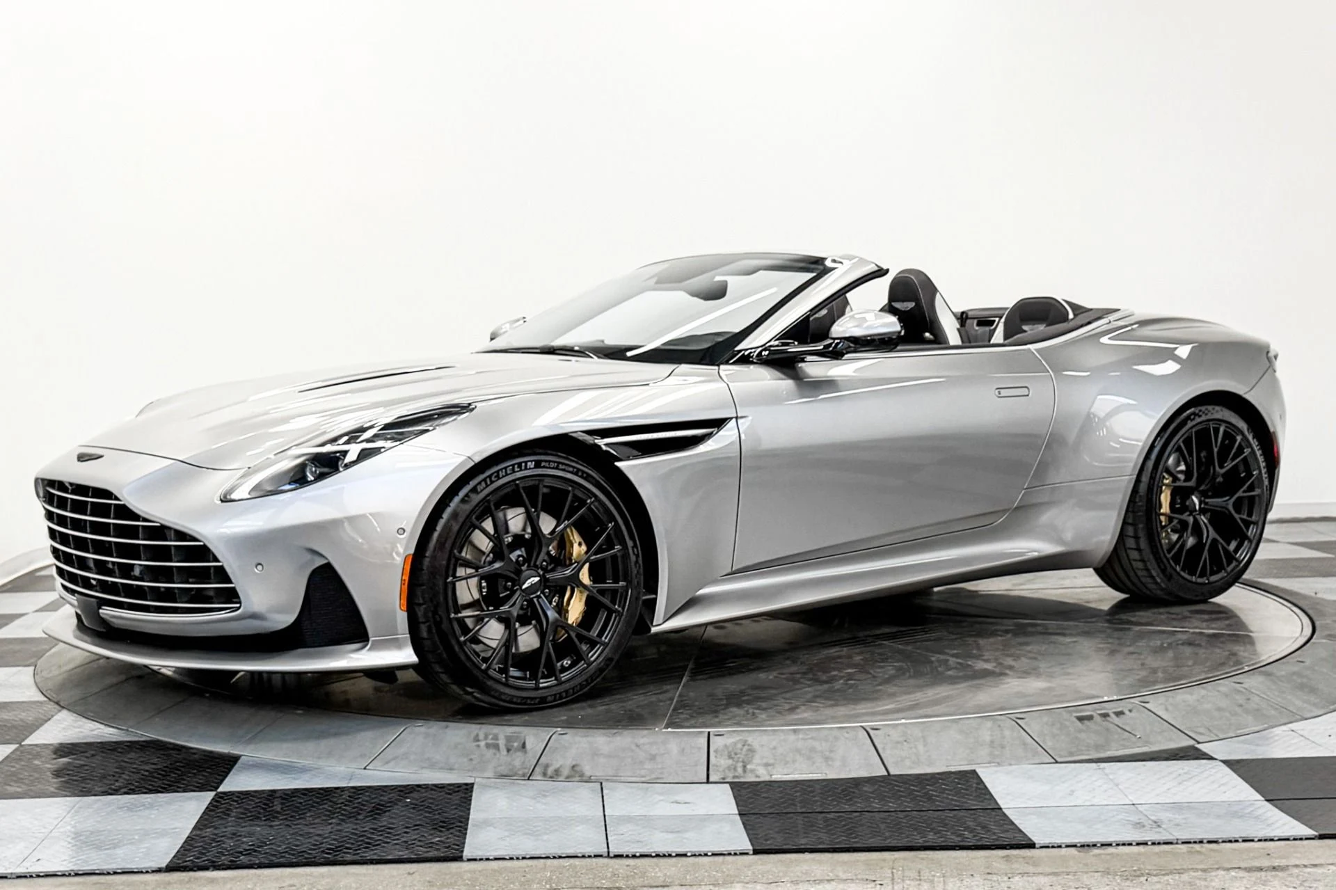 mph036_4042353893_Used_2025_Aston_Martin_DB_12_Volante_Duotone_interior_Bowers_and_Wilkins_Audio_Nearly_New_1789749797_231bab24f1