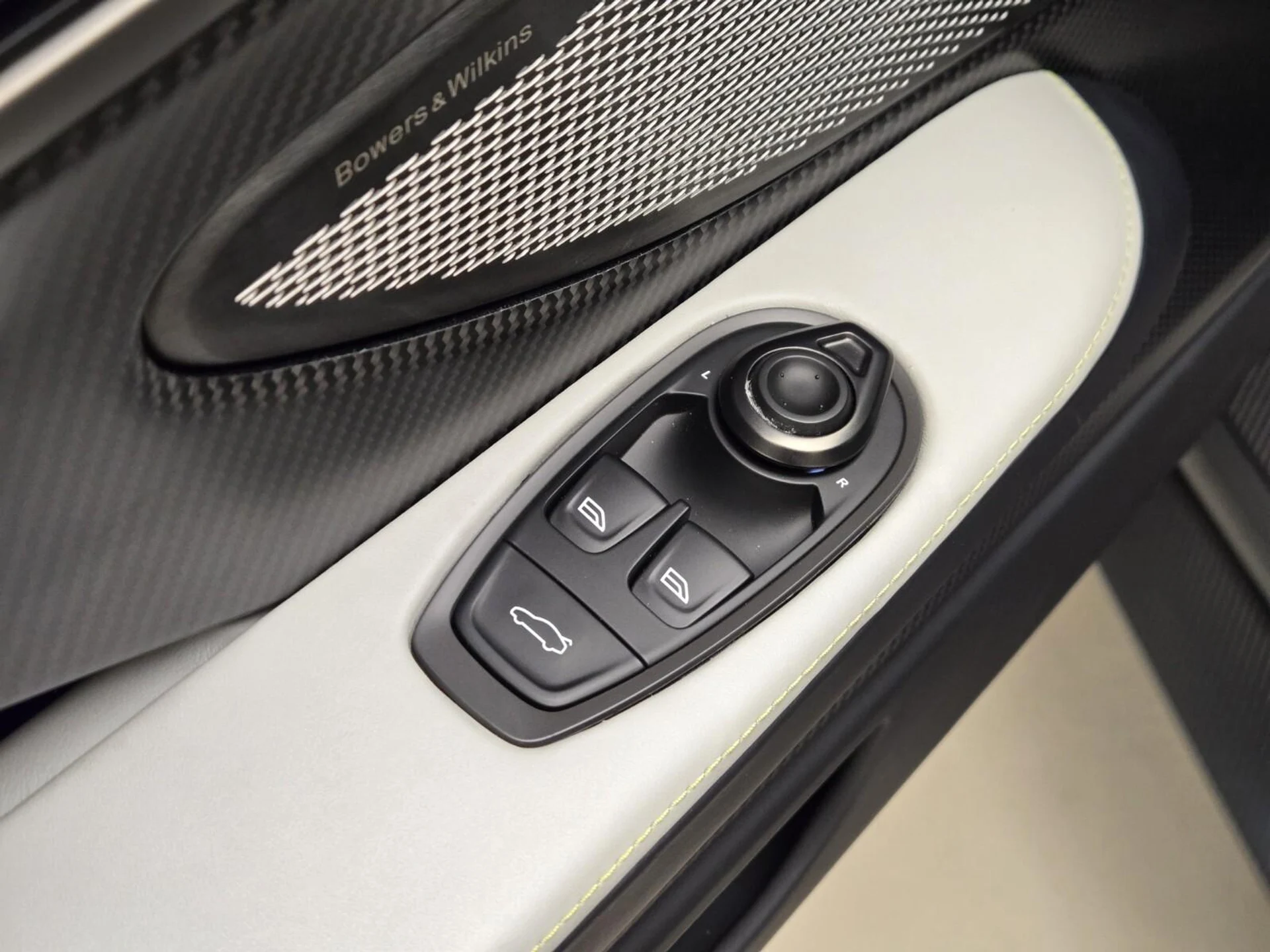 mph036_4046640380_New_2025_Aston_Martin_Vanquish_V12_1742812656_2e8bed2be5