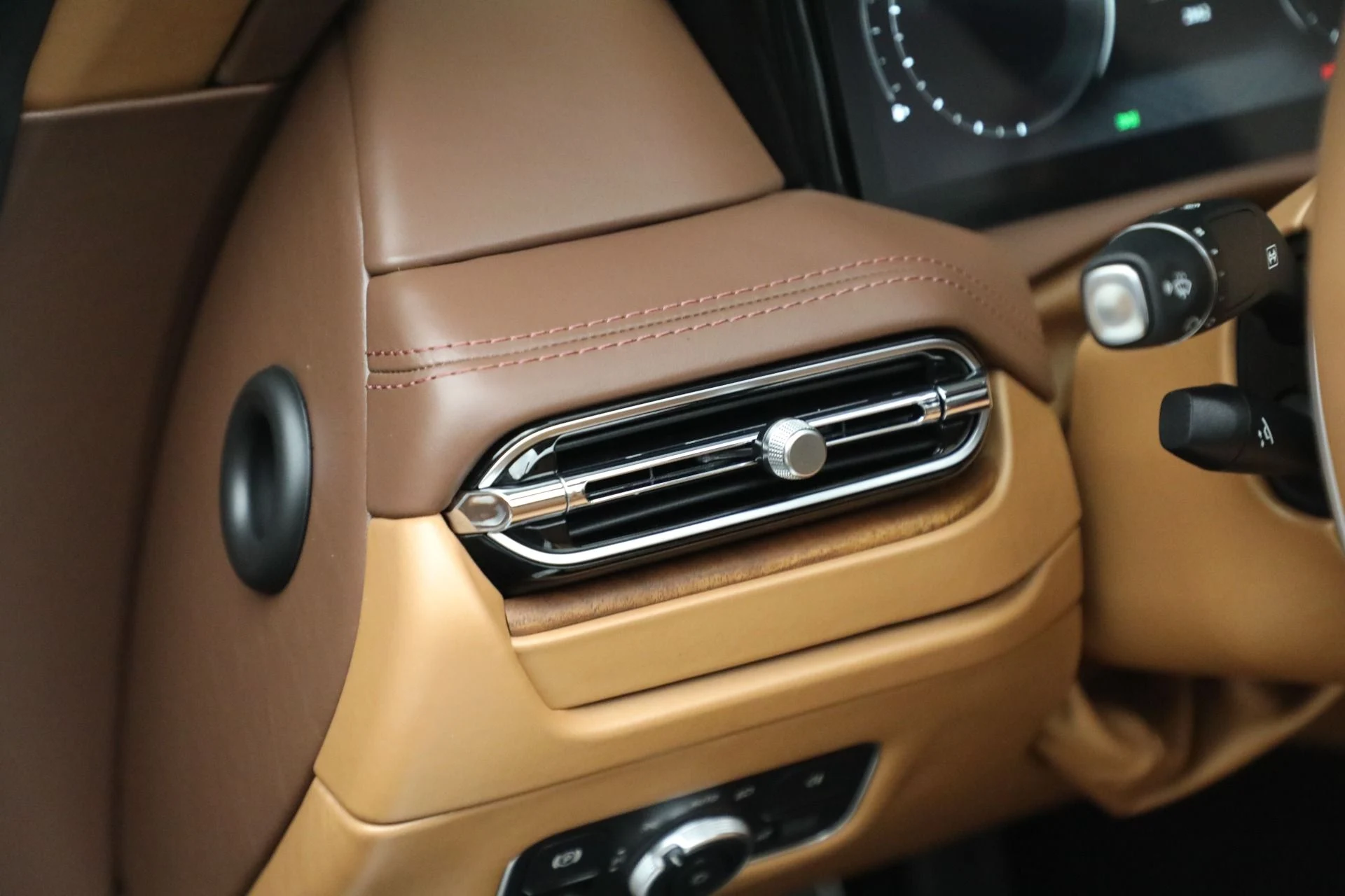 mph036_4077825114_Used_2024_Aston_Martin_DB_12_Volante_1792860706_ea2299f9af