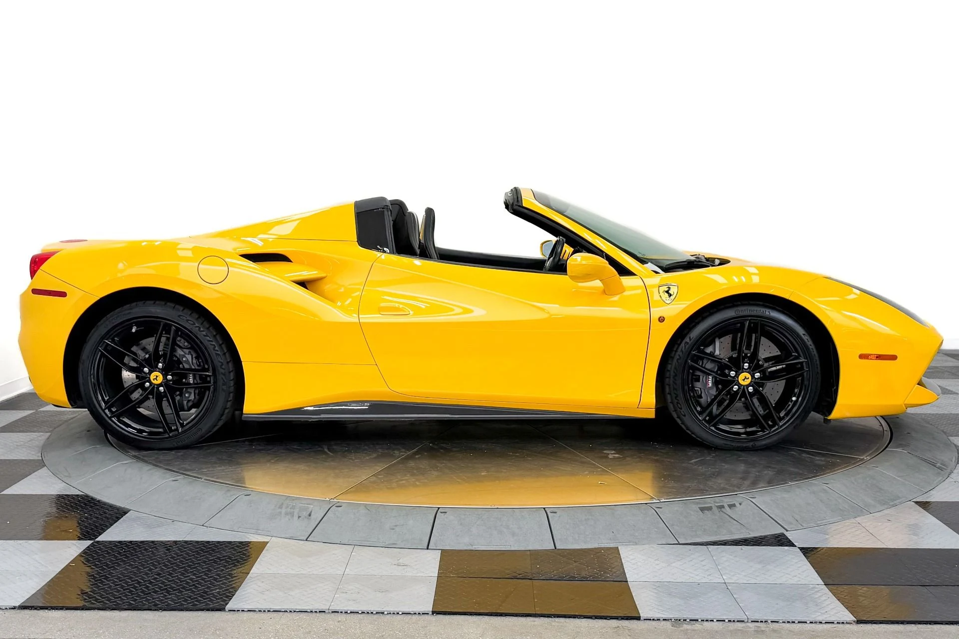 mph036_4108017865_Used_2017_Ferrari_488_Spider_Carbon_Fiber_Racing_Seats_Extensive_Carbon_Fiber_1782928237_c37eeee1c4