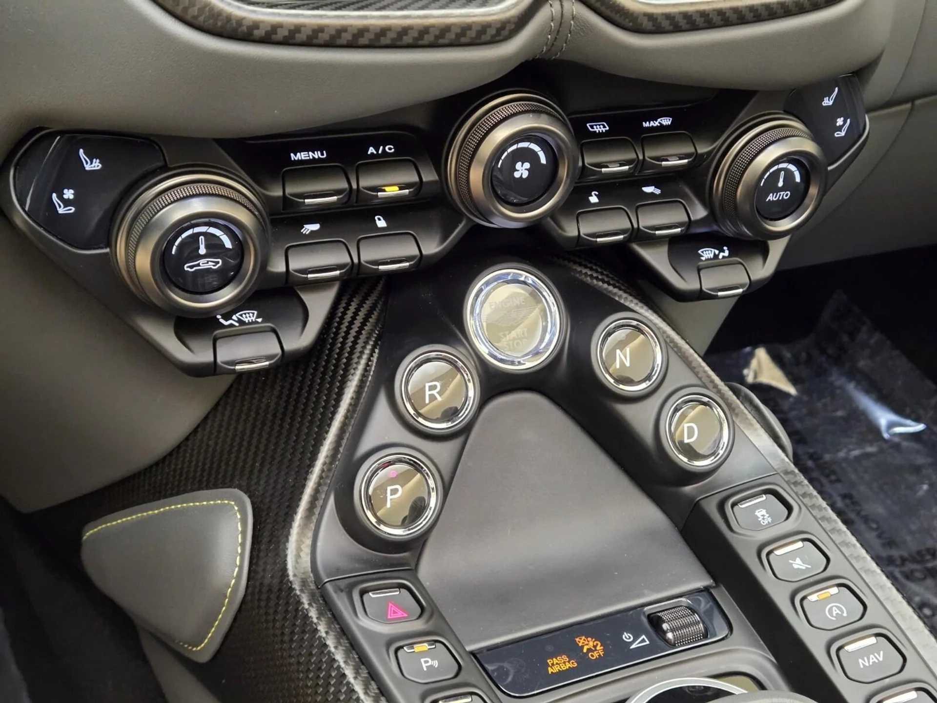 mph036_4158863476_Used_2023_Aston_Martin_Vantage_1762849176_5cb2a6e028