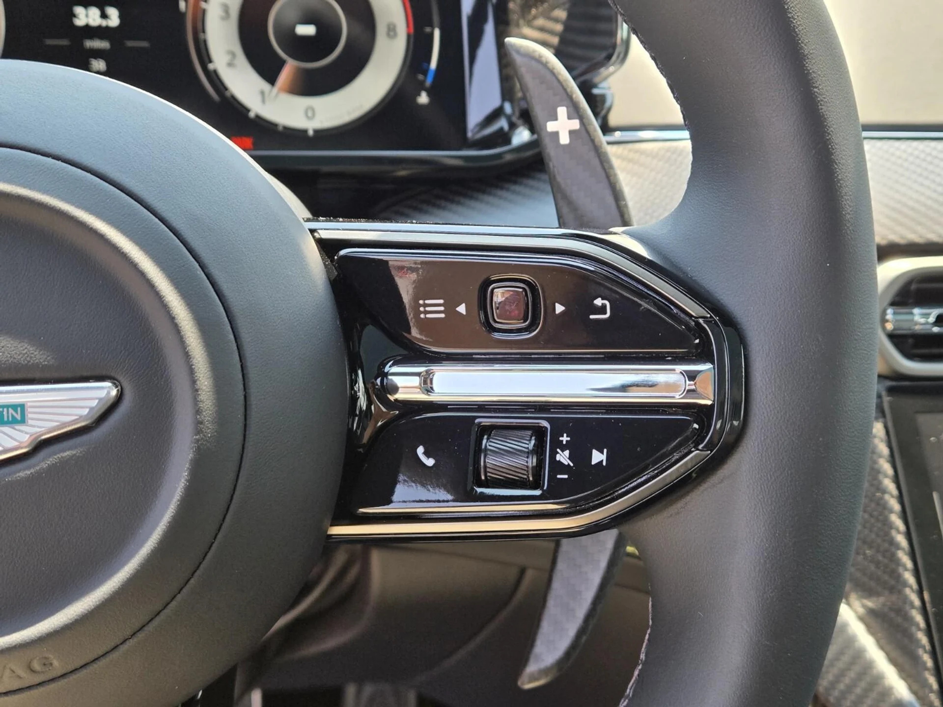 mph036_4164094835_New_2025_Aston_Martin_Vanquish_V12_1754459319_3a6fa0a33e