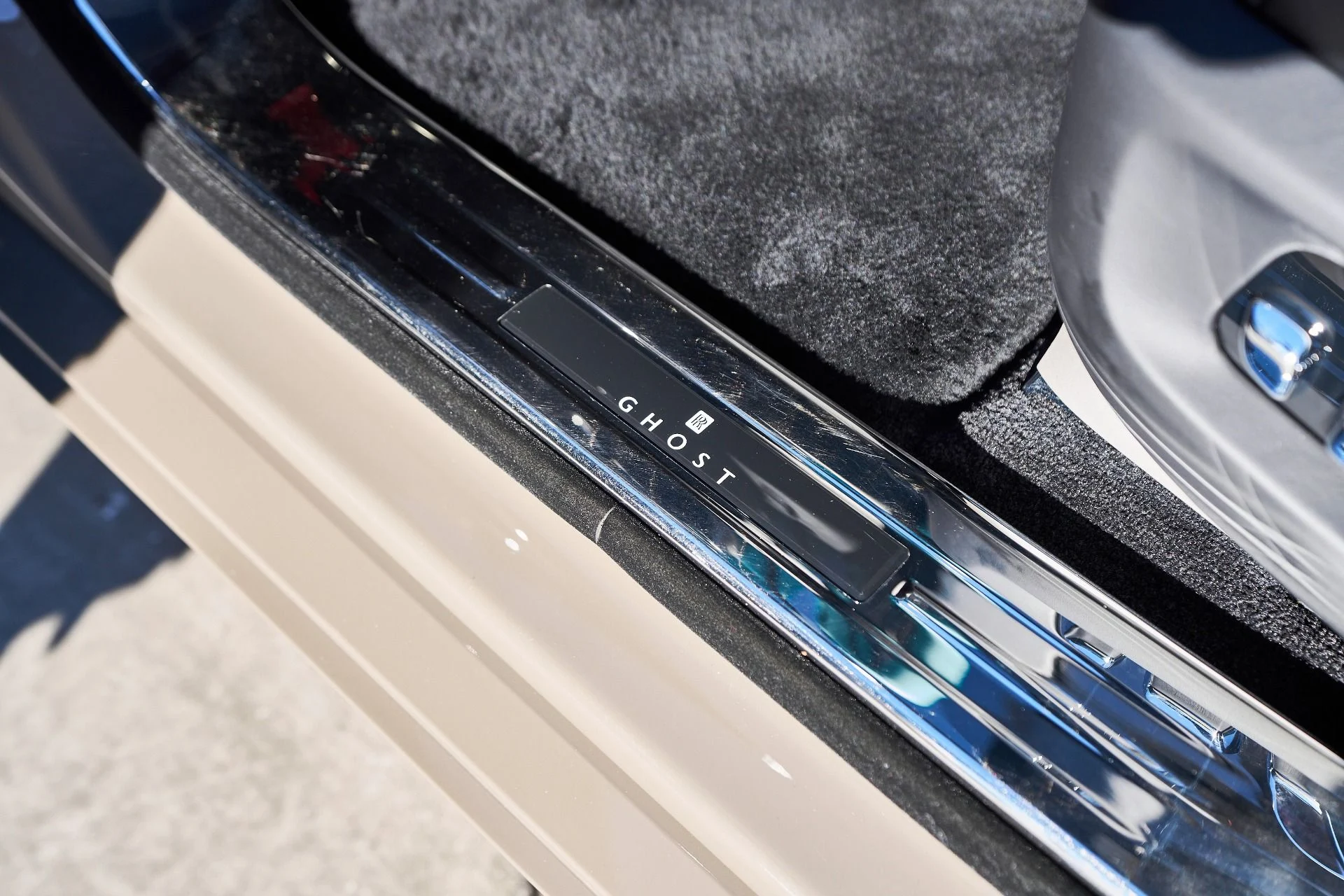 mph036_4178573427_Used_2025_Rolls_Royce_Ghost_Base_1765592203_78c39872e1