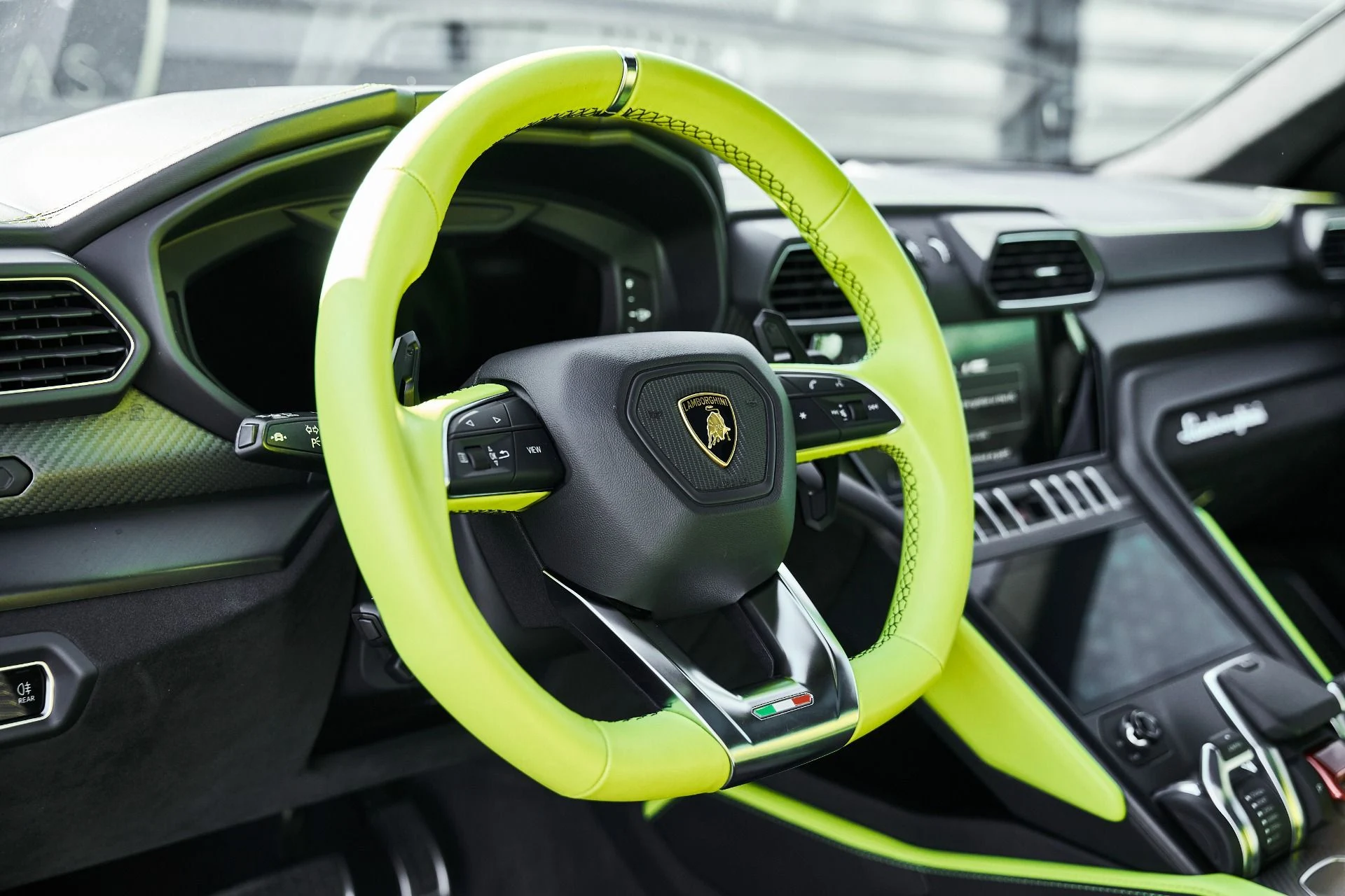 mph036_423211572_Used_2022_Lamborghini_Urus_1774548610_651212e17d