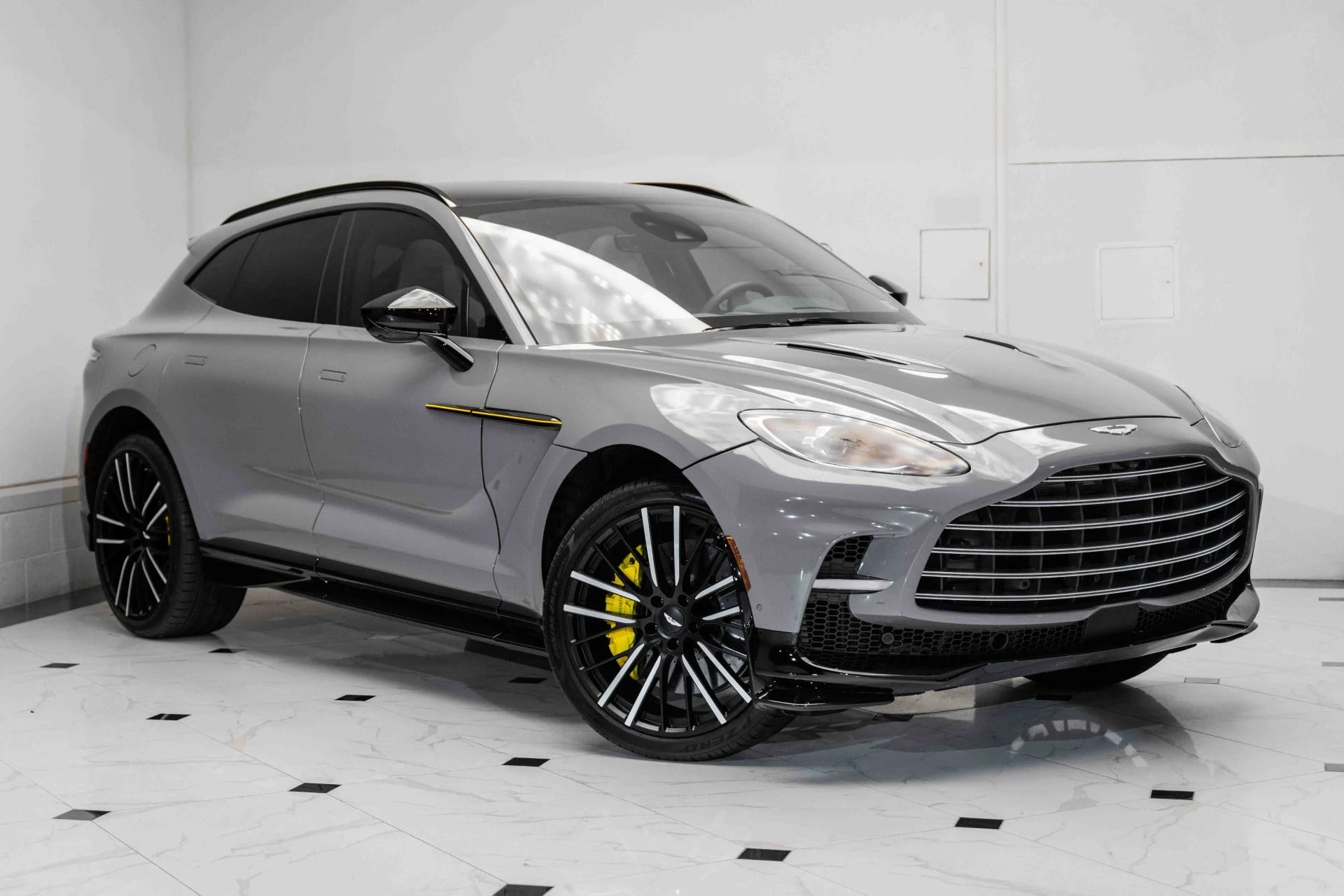 mph036_4252626160_Used_2023_Aston_Martin_DBX_707_1728832242_6fa61fe630