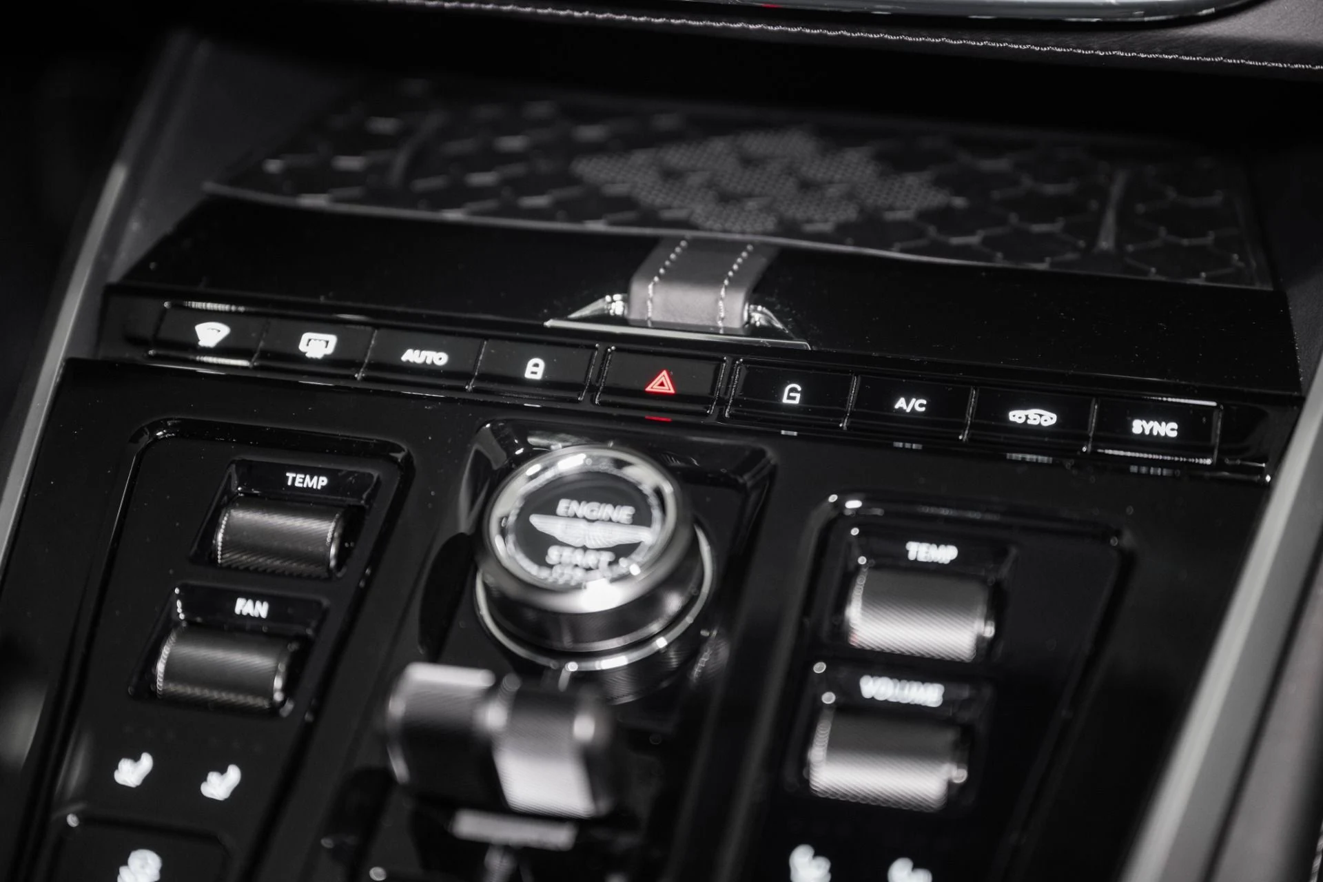 mph036_444108411_New_2026_Aston_Martin_DBX_707_1765217762_ea8397da09