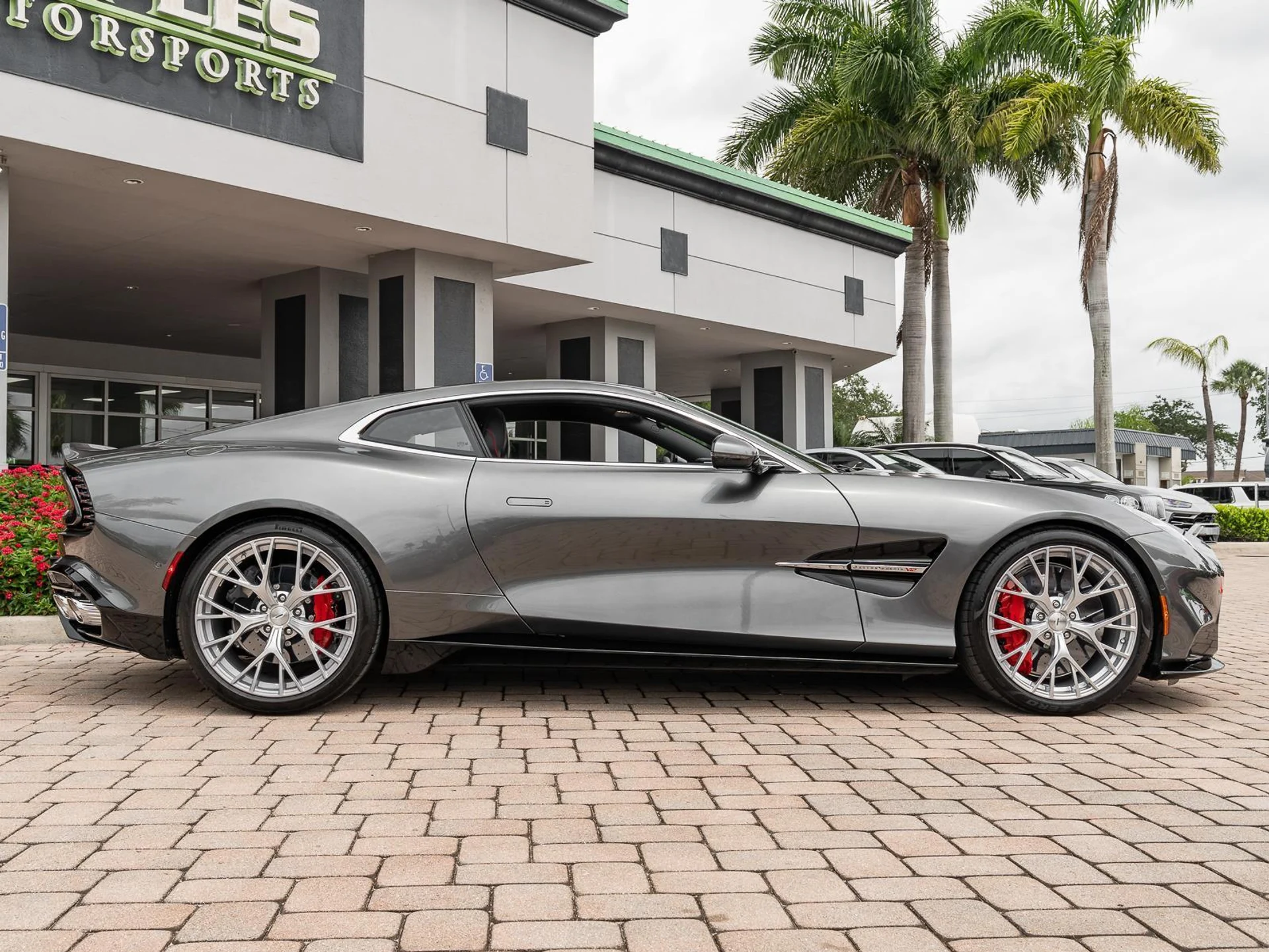 mph036_461809460_Used_2025_Aston_Martin_Vanquish_Coupe_1780612112_4a3e9bc43e