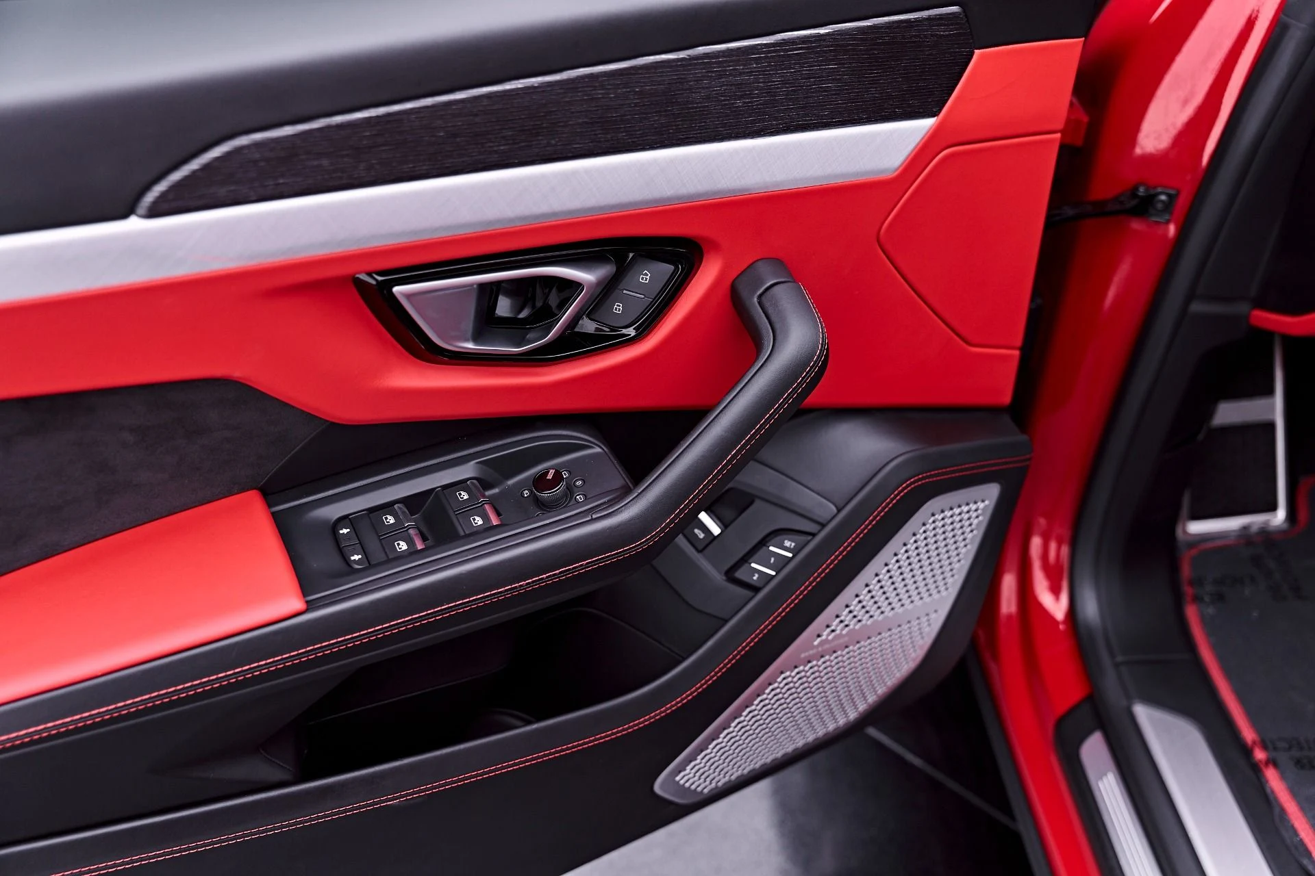 mph036_469995443_Used_2019_Lamborghini_Urus_Base_1782947978_57551332f0