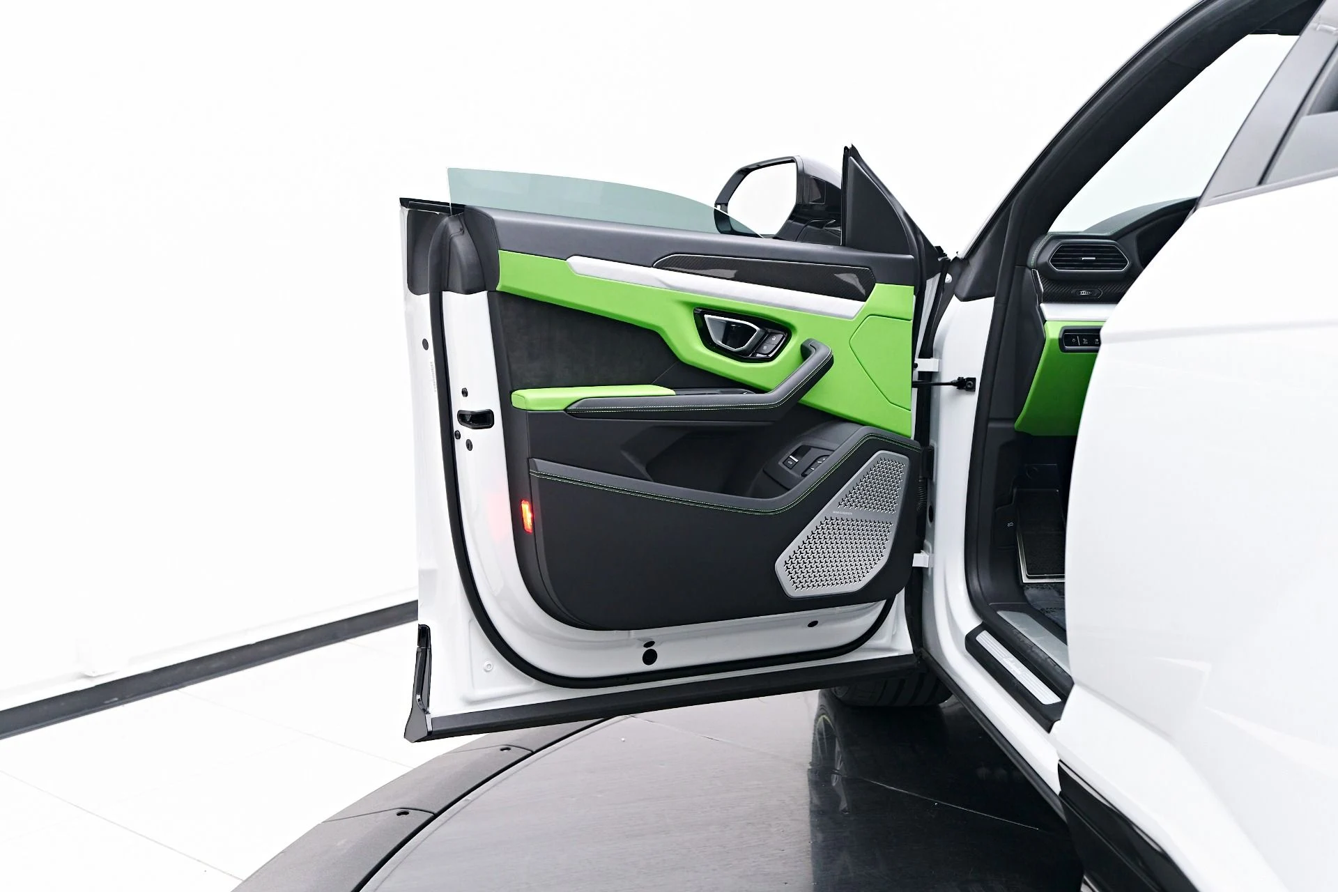 mph036_503833748_Used_2022_Lamborghini_Urus_Base_1758404807_4d37a735c0