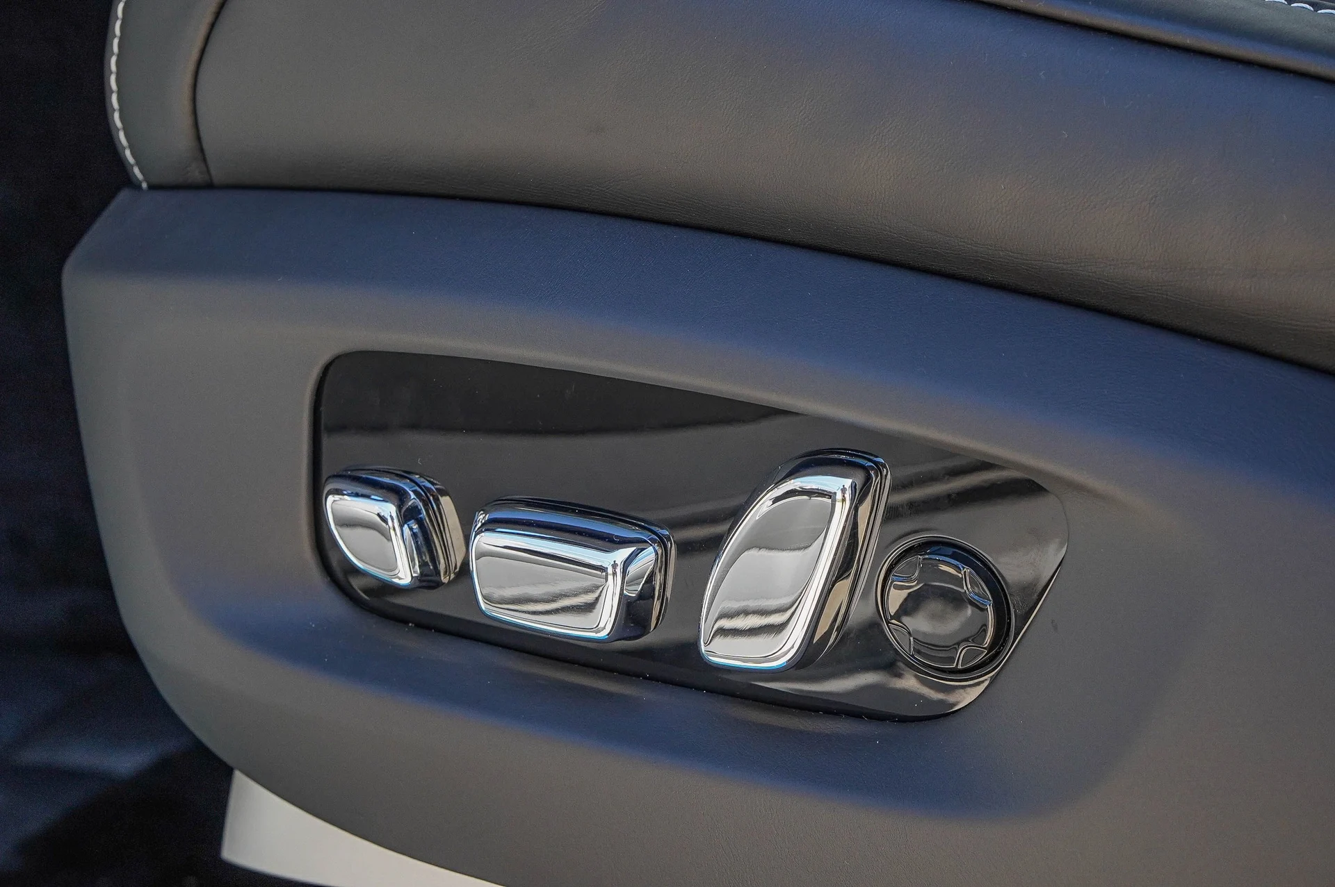 mph036_543833248_Hi_Tech_Luxury_Imports_LLC_SLA_13_HA_06_TU_234902_image_36_fd5a00a4fc