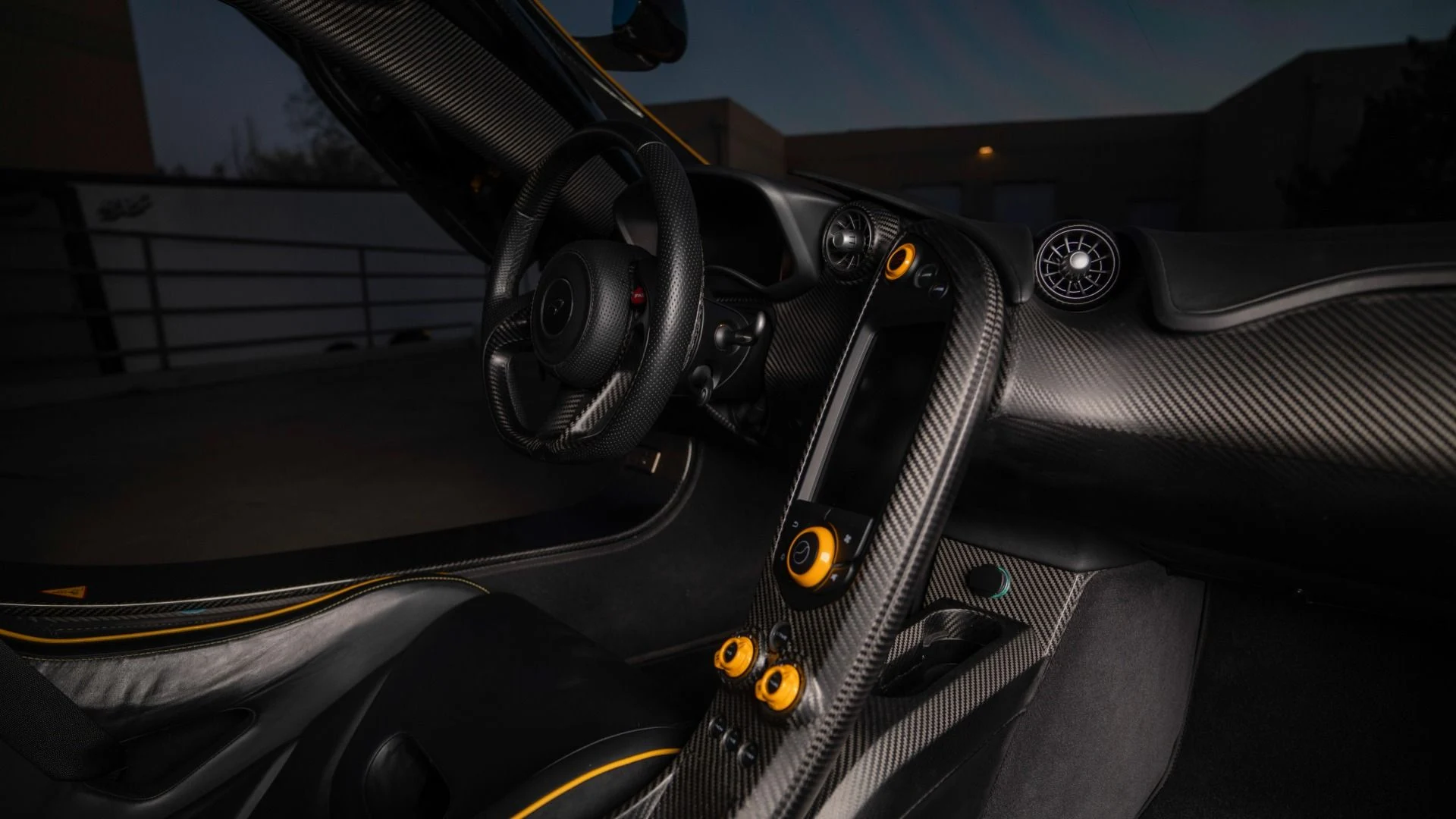 mph036_55382254_Used_2013_Mc_Laren_P1_Coupe_1779235232_0700e2ef1a