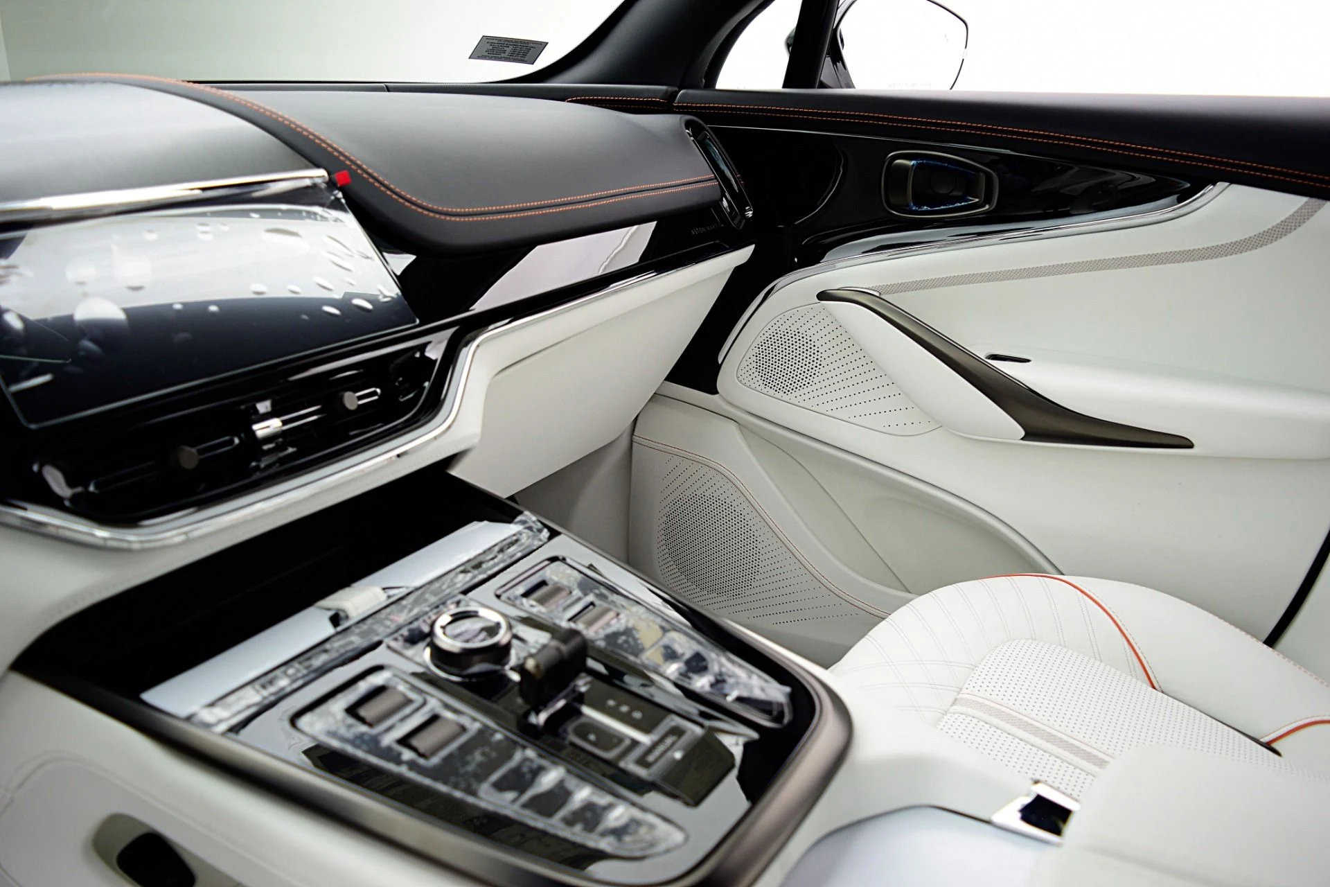 mph036_563219124_New_2025_Aston_Martin_DBX_707_6c86cf49ce