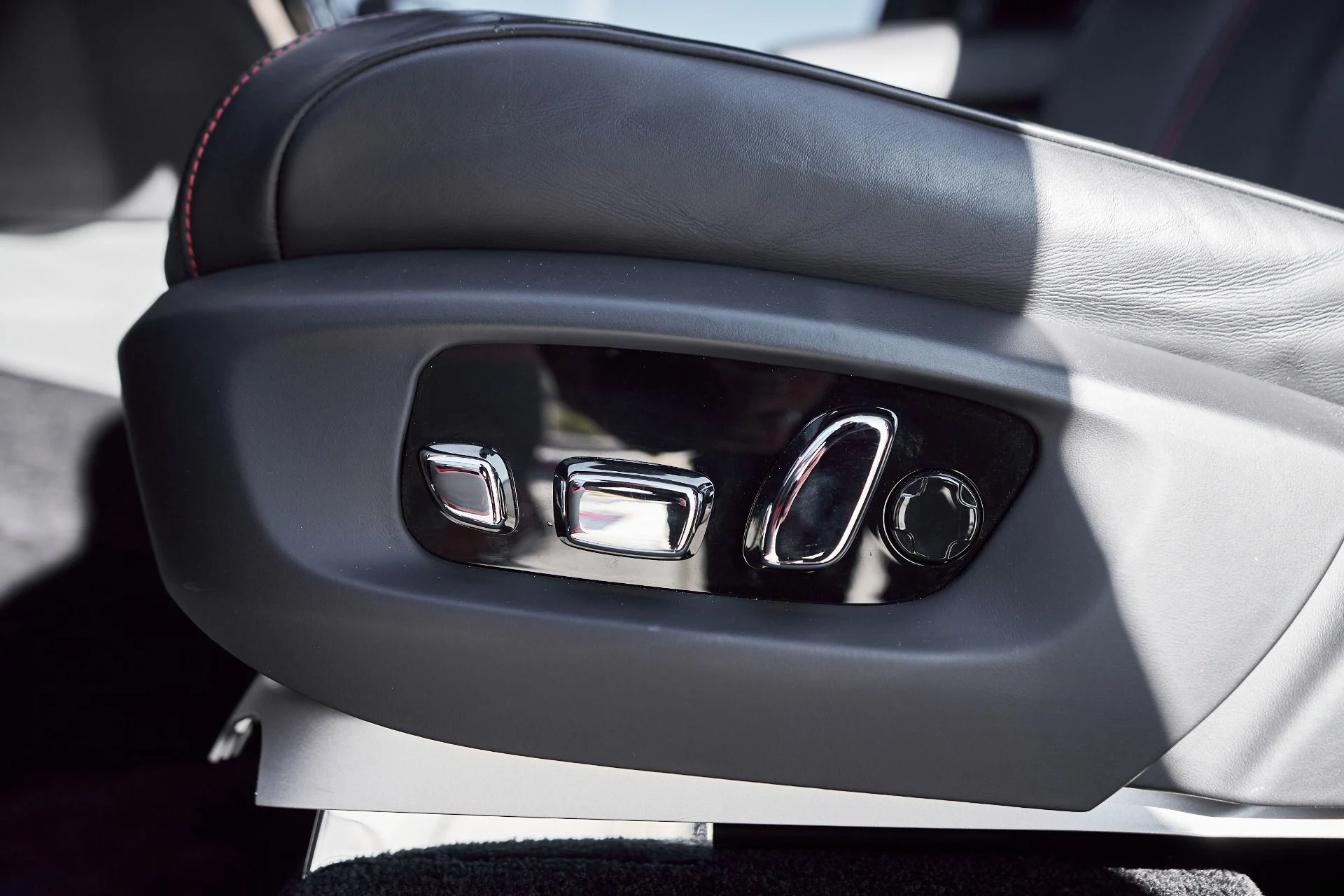 mph036_604601651_Used_2022_Rolls_Royce_Cullinan_Black_Badge_1764038750_a53b91b789