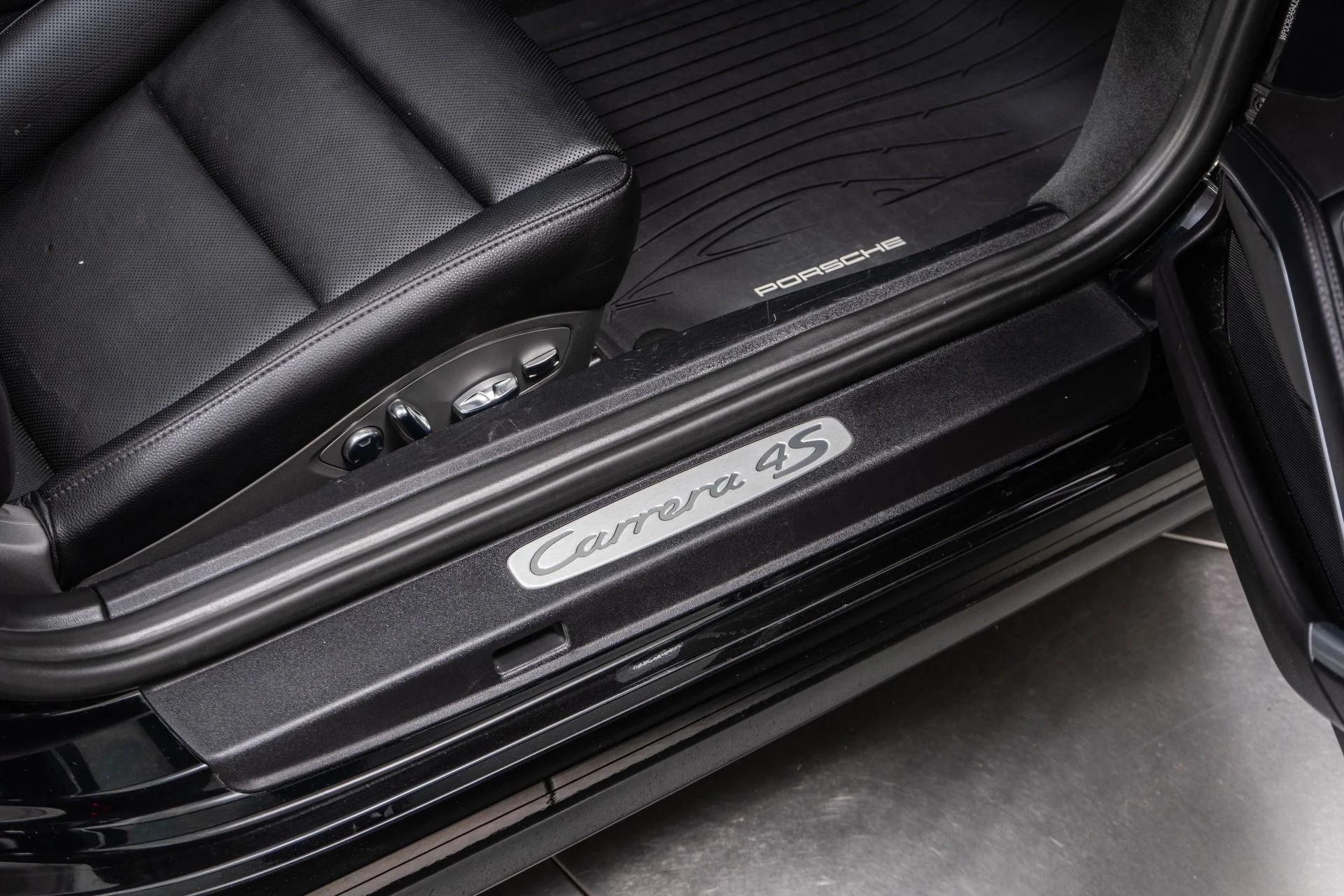 mph036_627779540_Used_2018_Porsche_911_Carrera_4_S_Cabriolet_1791915923_753ca44d75