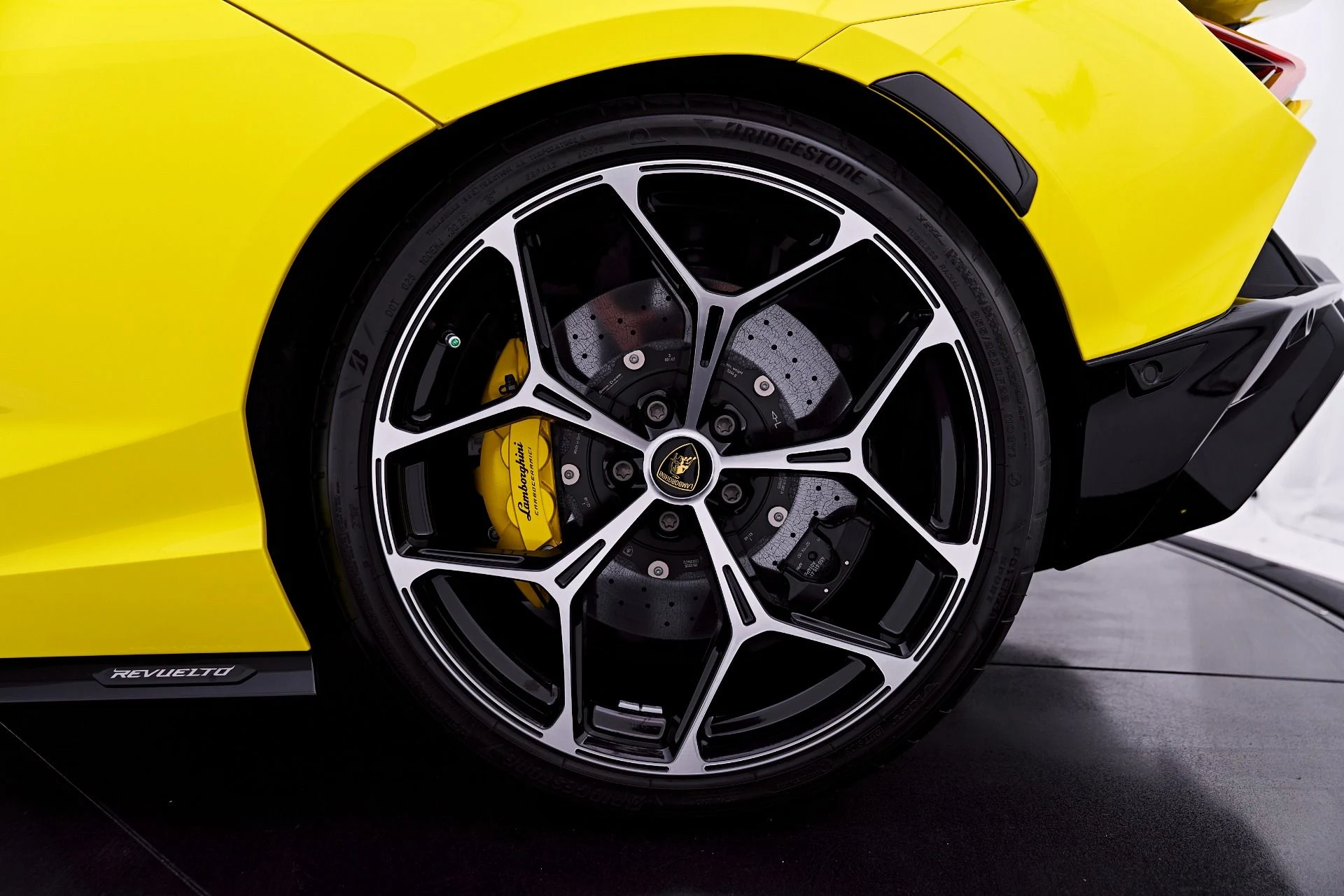 mph036_64005940_Used_2026_Lamborghini_Revuelto_Base_1782198263_7c5e825114
