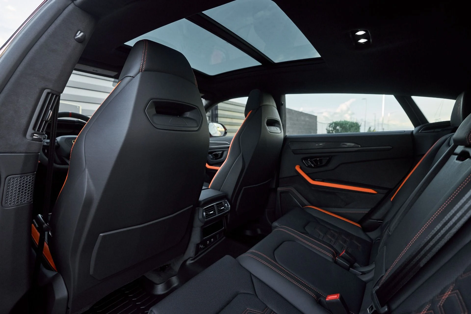 mph036_680093147_Used_2025_Lamborghini_Urus_SE_1763680399_333ee7c77f