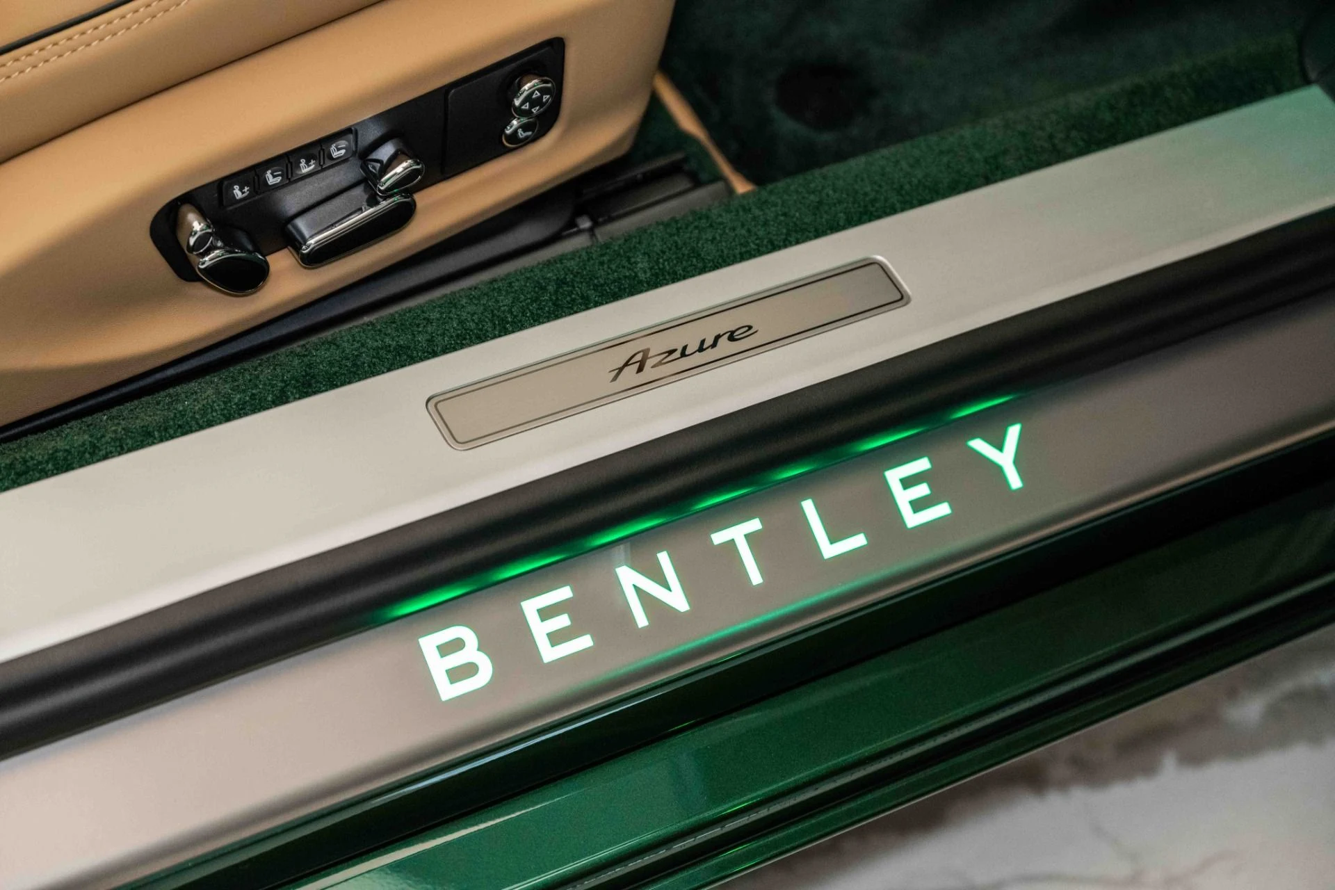 mph036_701236128_Used_2024_Bentley_CONTINENTAL_GTC_Azure_V8_1705167241_2fc3098c2e