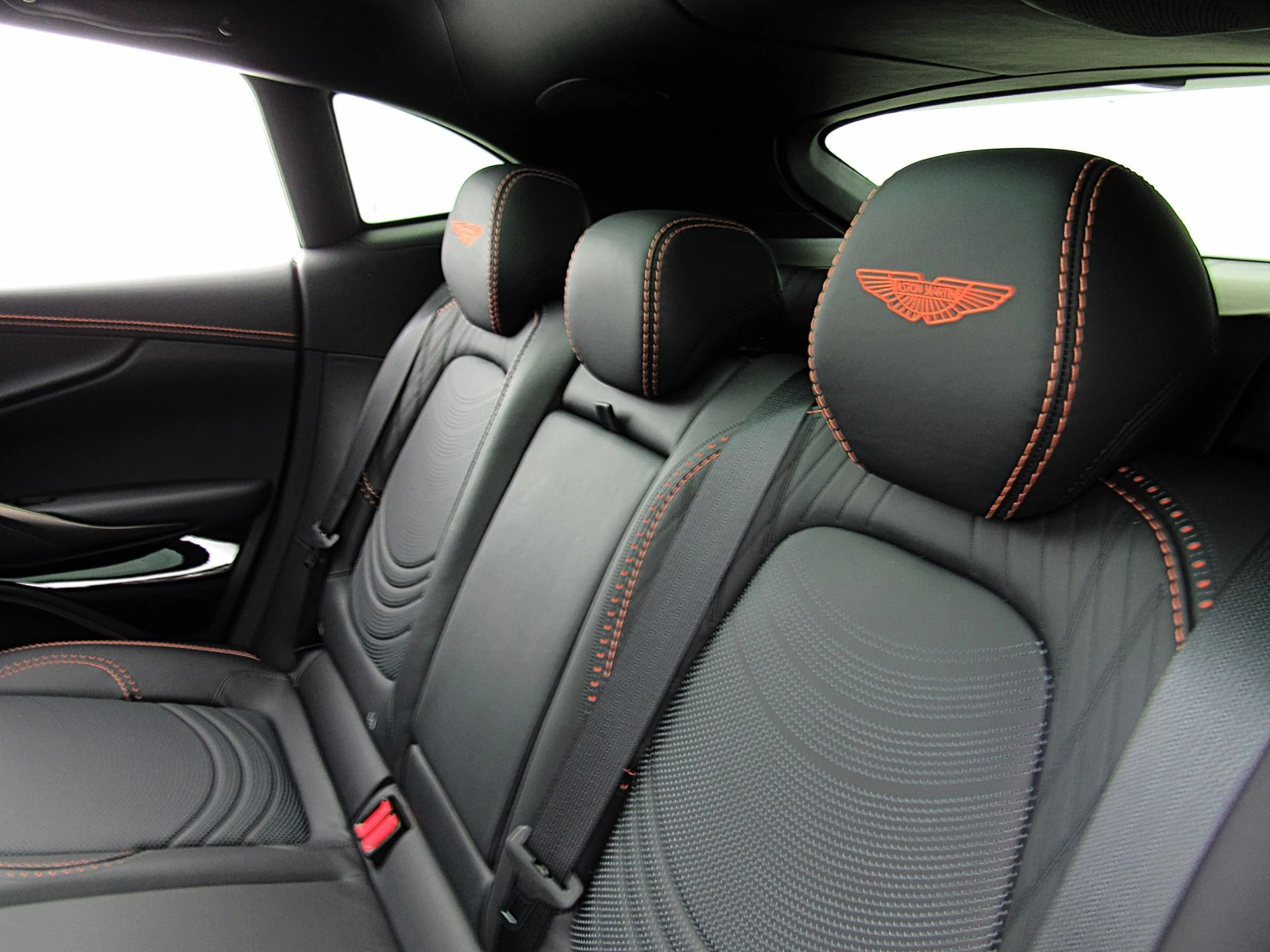 mph036_81292603_Used_2023_Aston_Martin_DBX_005e22c036