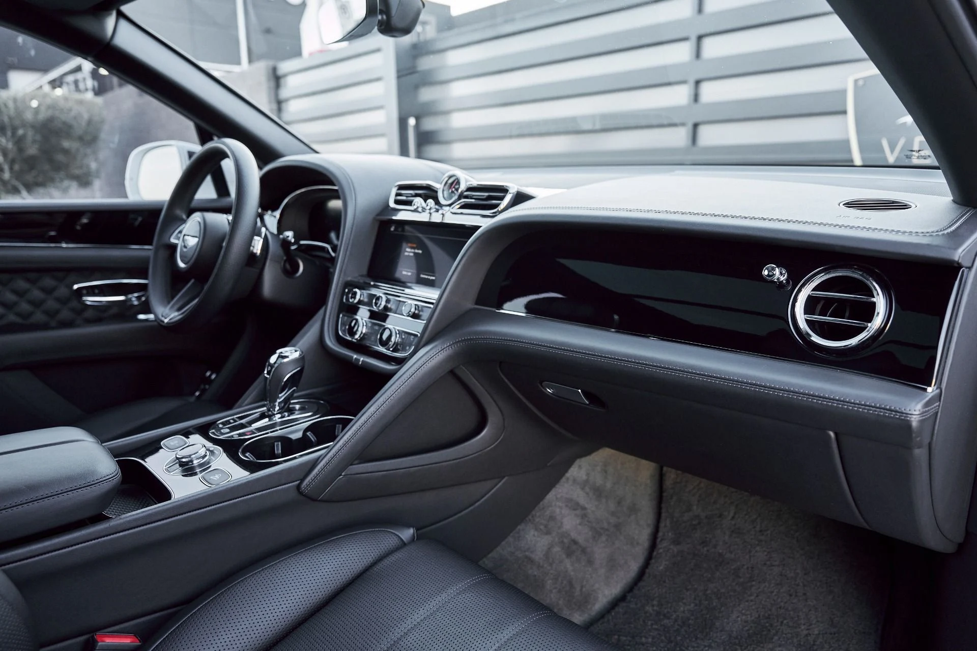 mph036_816534284_Used_2022_Bentley_Bentayga_V8_1768246145_5cc98d83f9