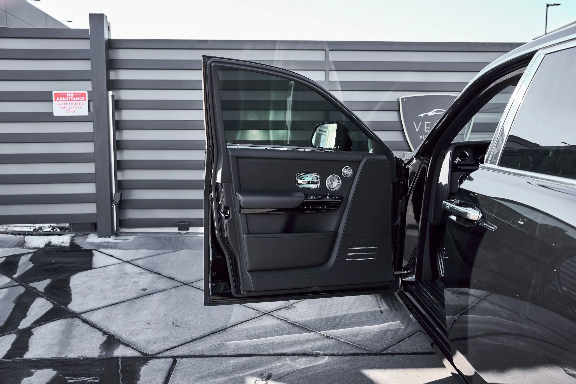 mph036_8257733_Used_2024_Rolls_Royce_Phantom_Base_1770700090_d3b551a2fe