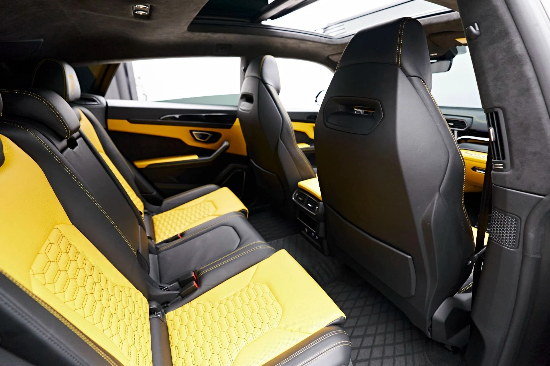 mph036_830992482_Used_2022_Lamborghini_Urus_1714440387_2dbbb9dd1a