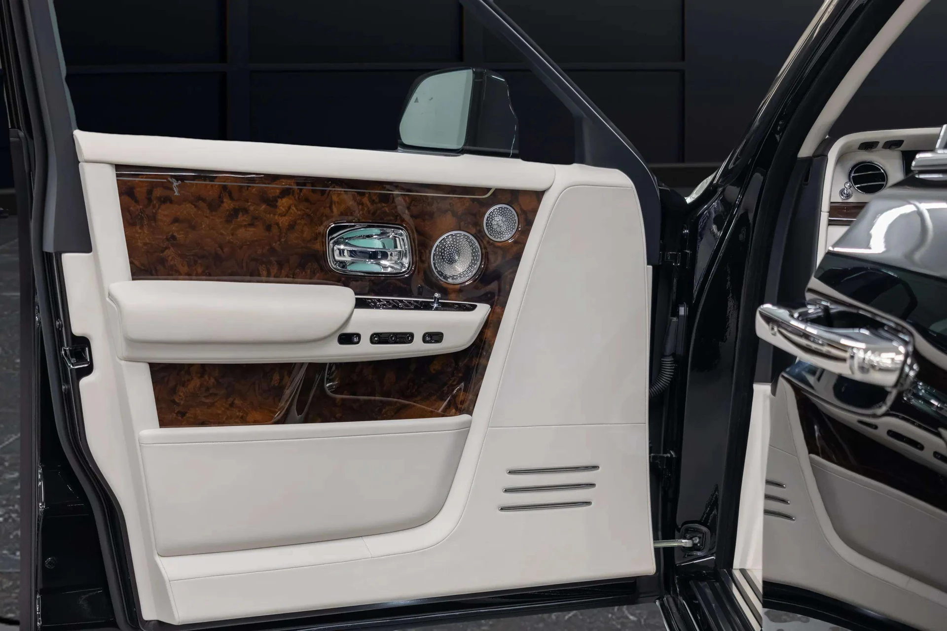 mph036_851009078_5c0590a0_2fcb_4d4c_9d29_22ffc5e01122_202420_Rolls_Royce20_Phantom20_Extended20_Wheelbase2028_SCATT_8_C02_RU_22331429_37_73d55e6822