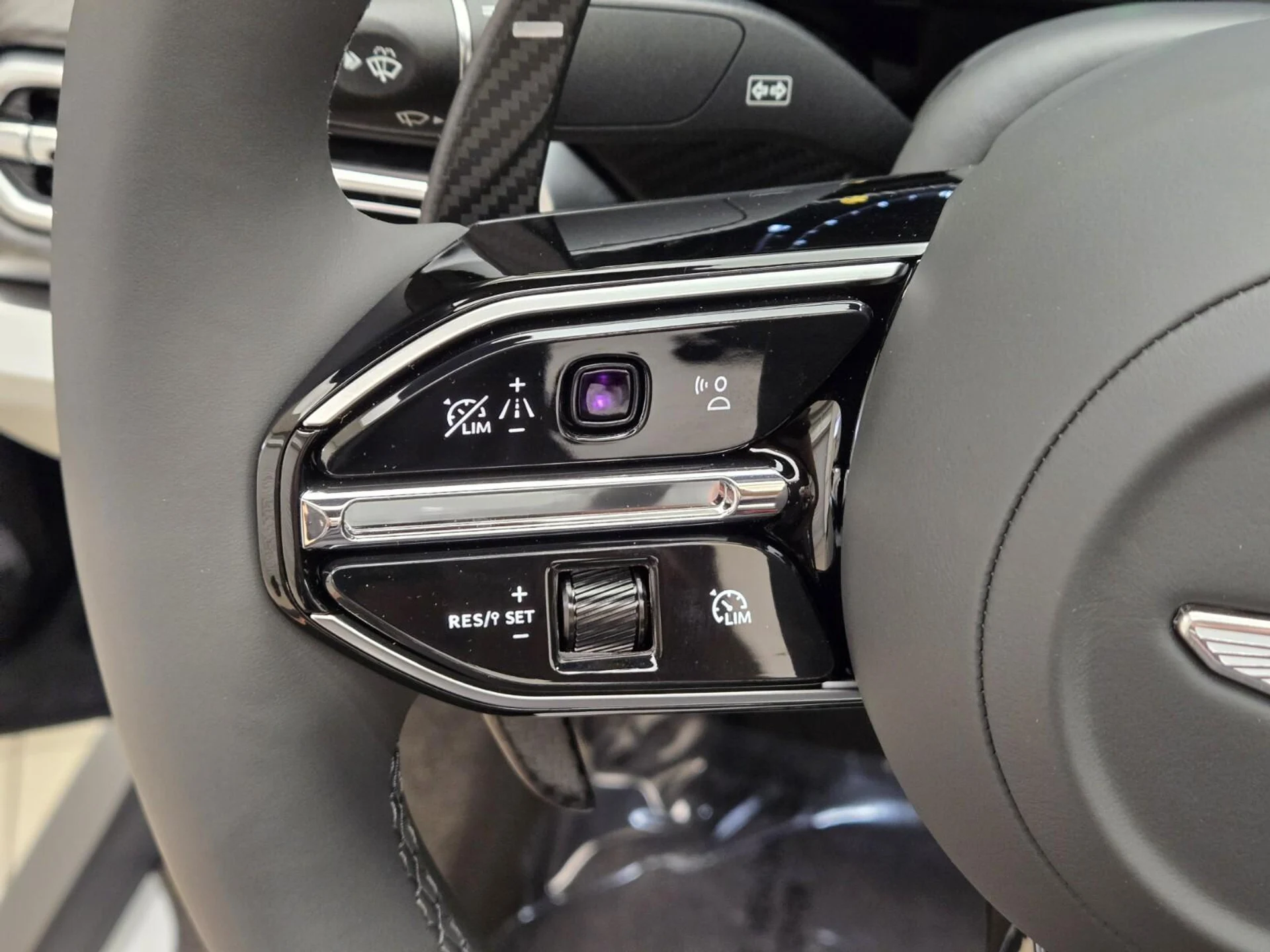 mph036_85131138_New_2026_Aston_Martin_Vantage_S_1775539113_d24eddcb3e