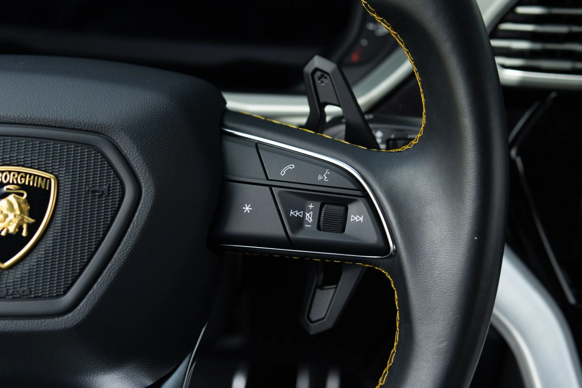 mph036_878921854_Used_2022_Lamborghini_Urus_1776127481_81000d256f