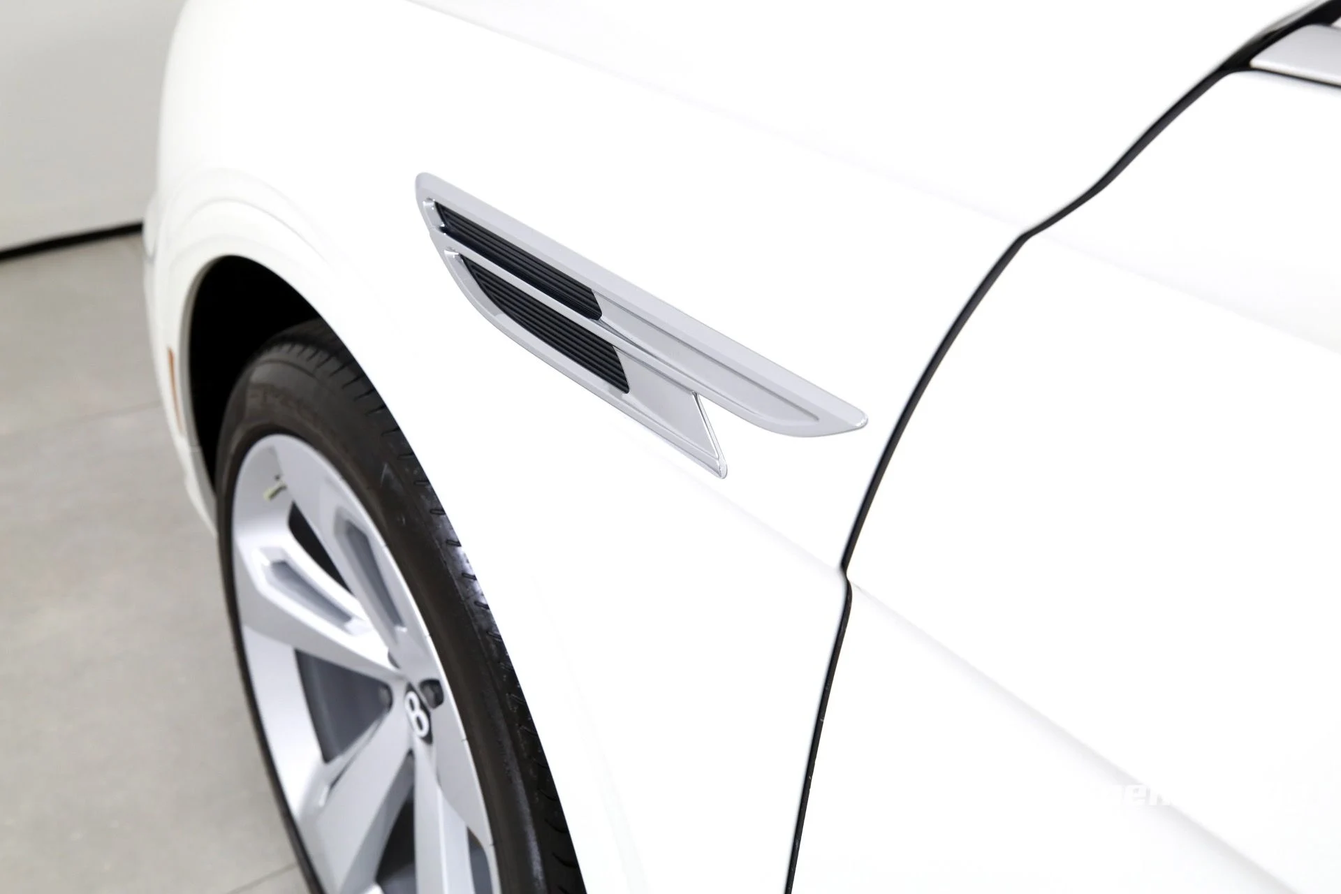 mph036_890222058_Used_2023_Bentley_Bentayga_Hybrid_1760985662_fcfd8e345f