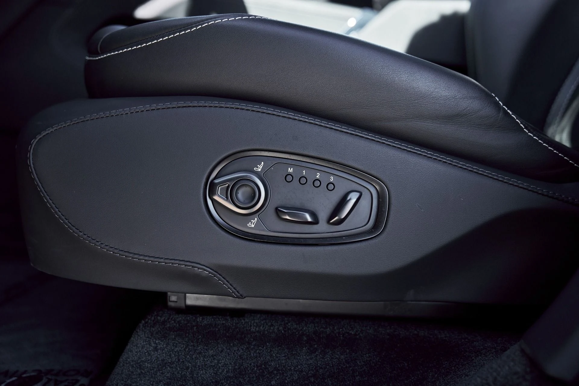 mph036_895082315_Used_2025_Aston_Martin_DBX_707_1767063192_c0285d14a5