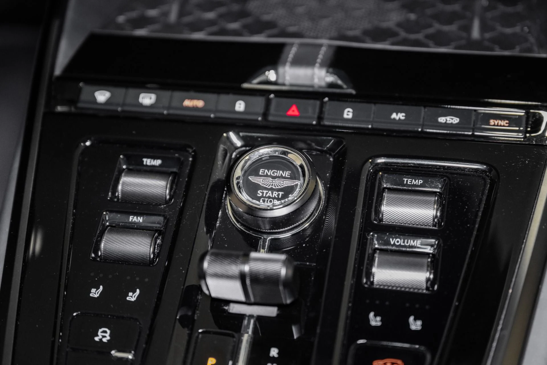 mph036_912479640_Used_2025_Aston_Martin_DBX_707_1763828543_8803ba9d07