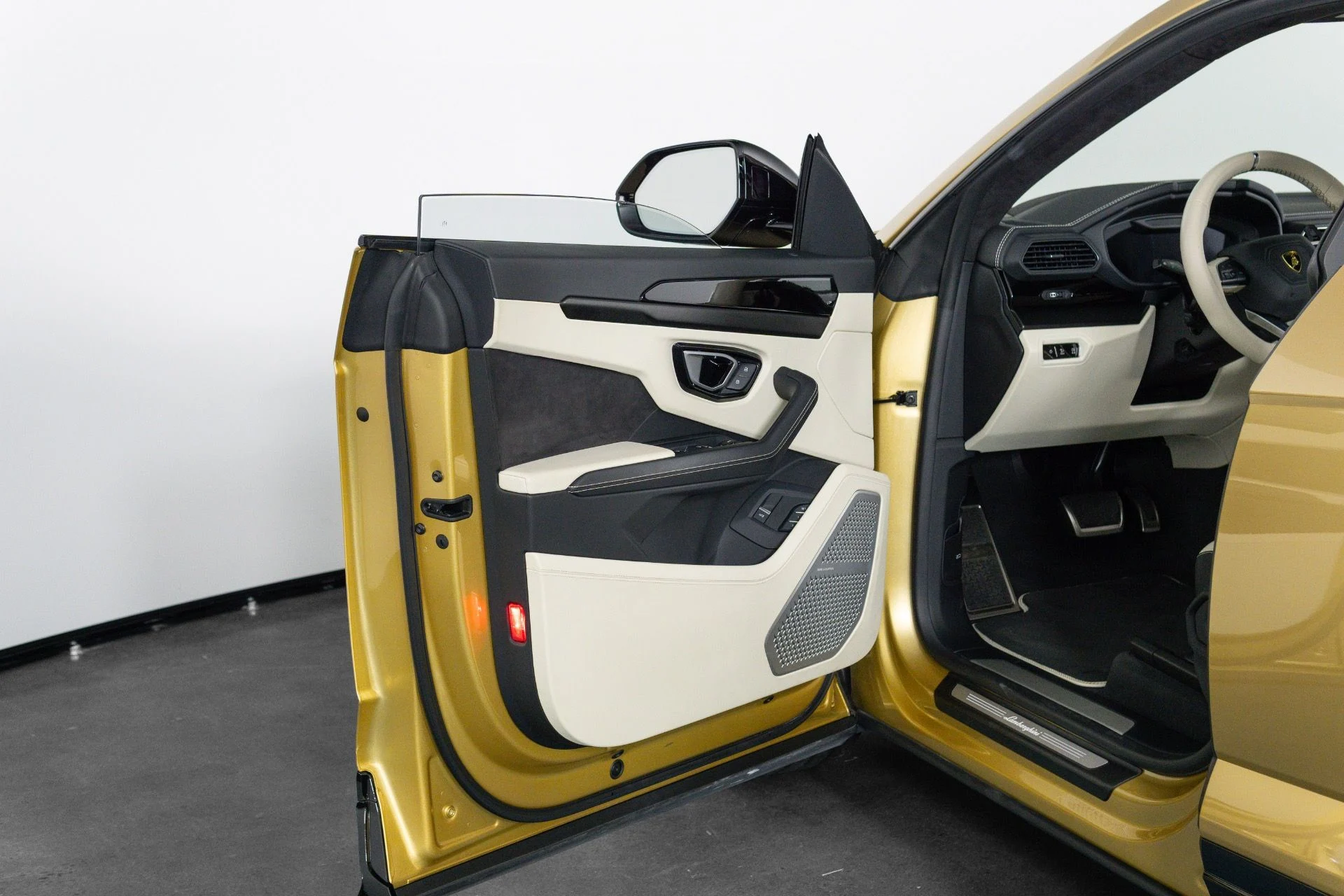 mph036_914796215_Used_2023_Lamborghini_Urus_S_1781741186_7150099bab