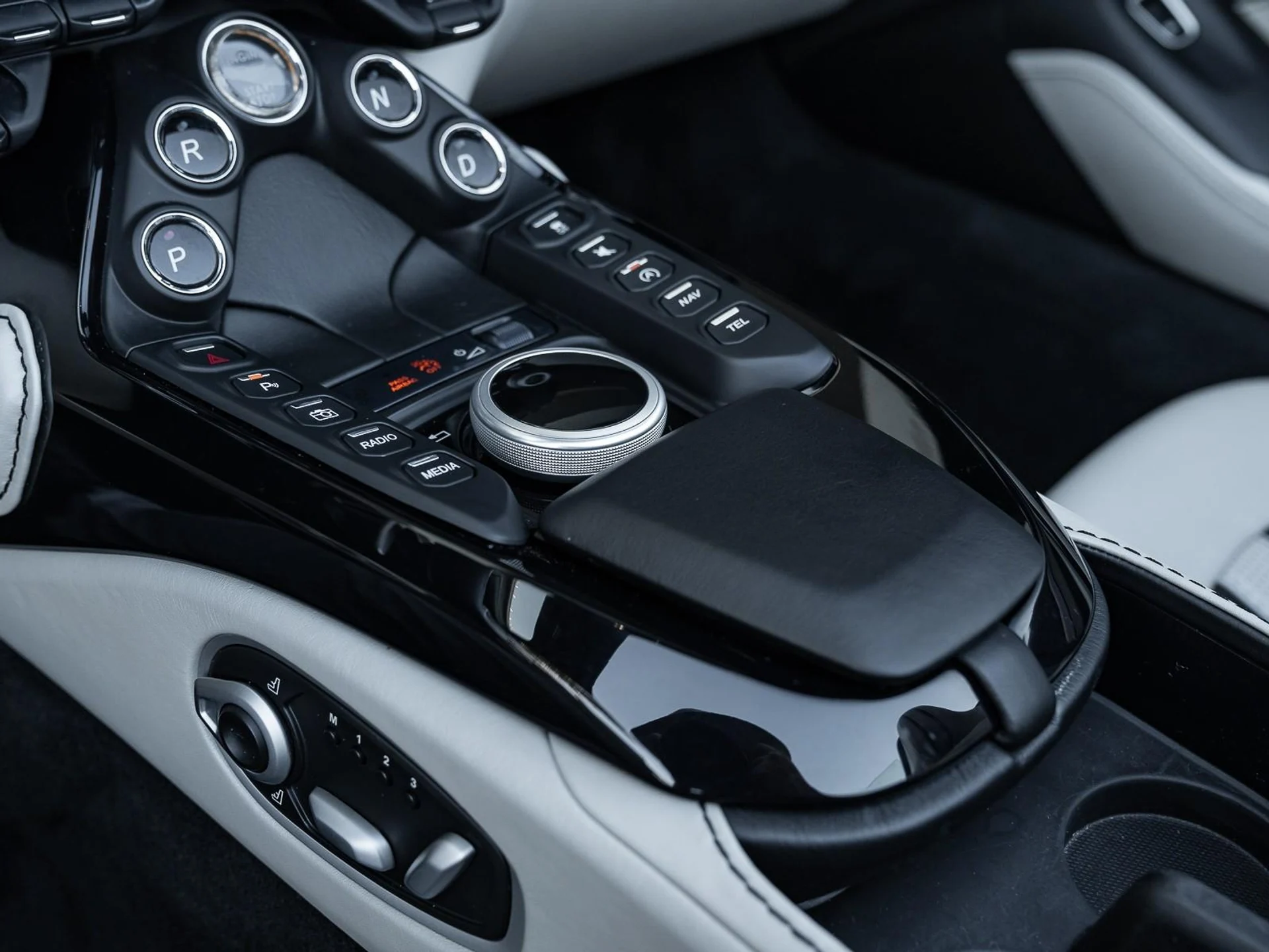 mph036_925929945_Used_2021_Aston_Martin_Vantage_Roadster_1767733777_5f3e92eaee