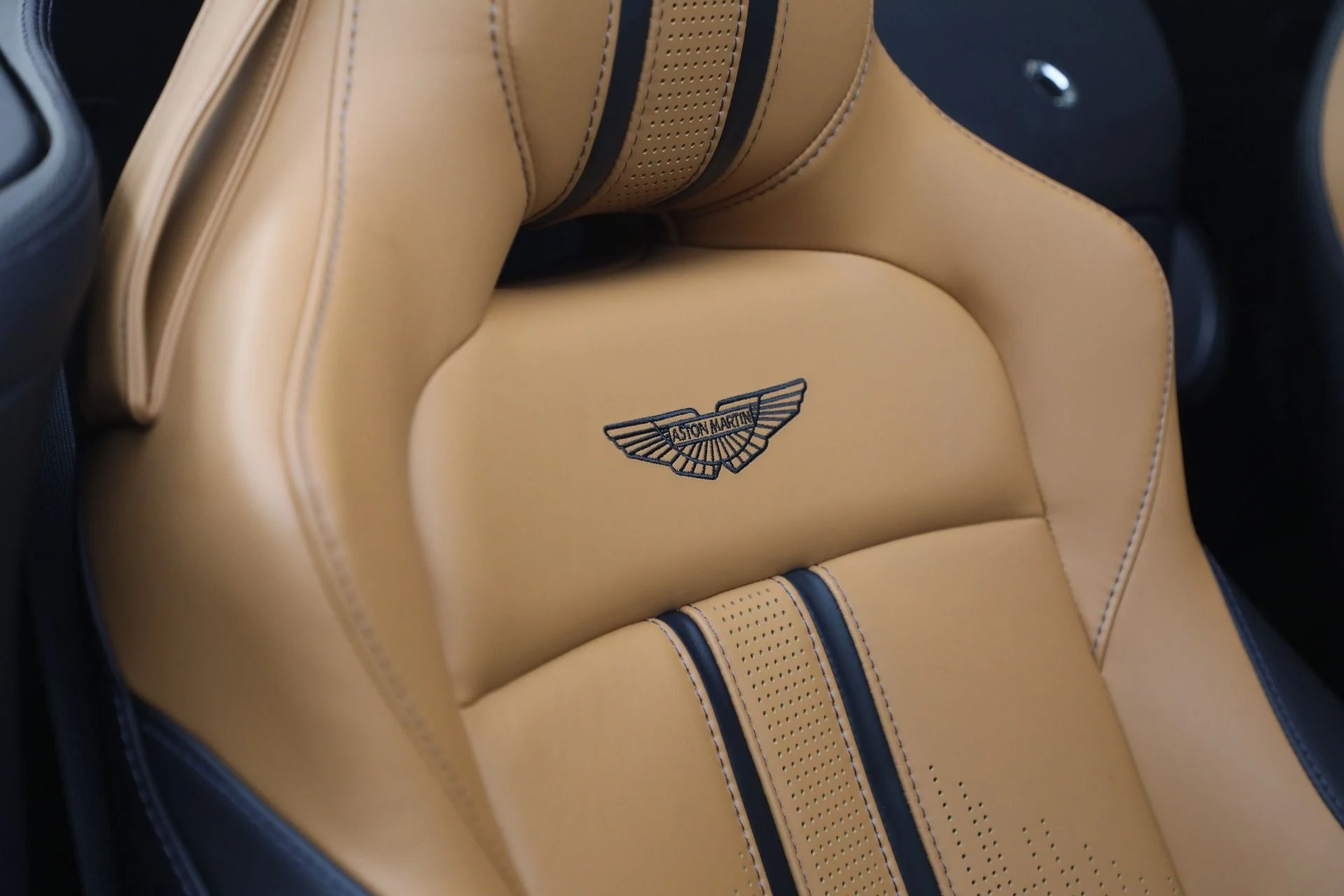 mph036_927285673_Used_2023_Aston_Martin_Vantage_V8_1791917169_628f14b163