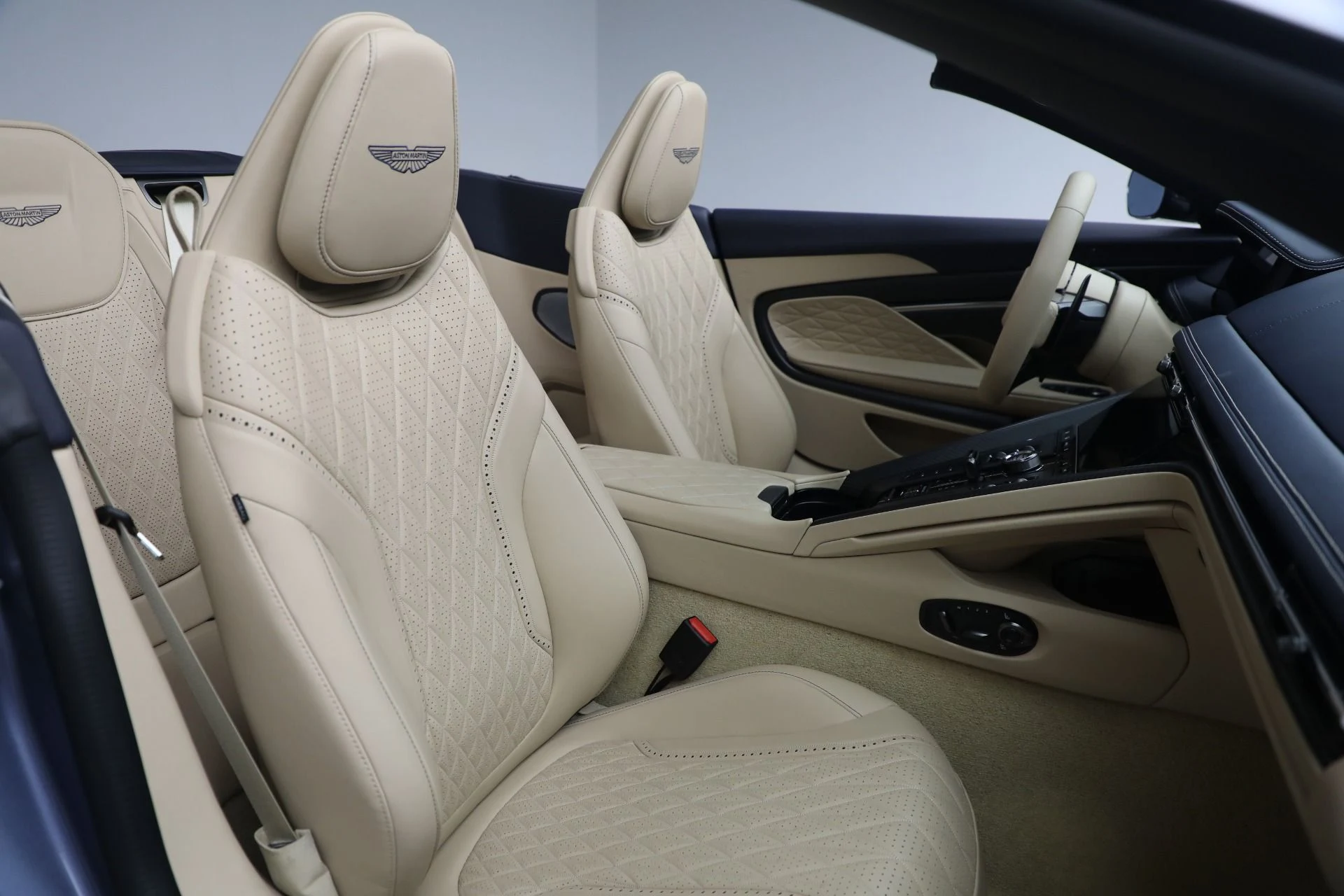 mph036_938832228_New_2025_Aston_Martin_DB_12_Volante_d09c12a300