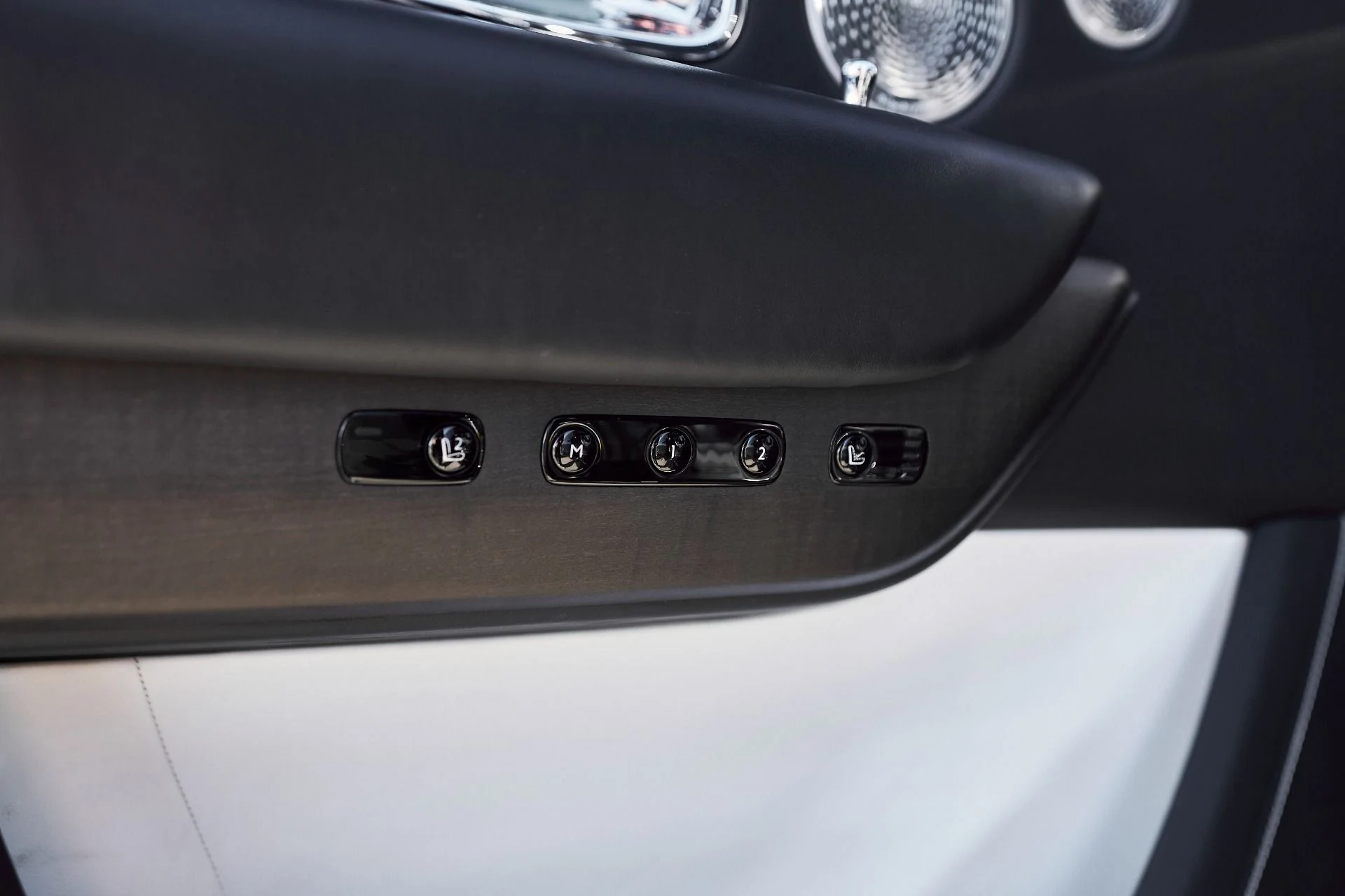 mph036_987857151_Used_2019_Rolls_Royce_Cullinan_Base_1764382697_713eb88535