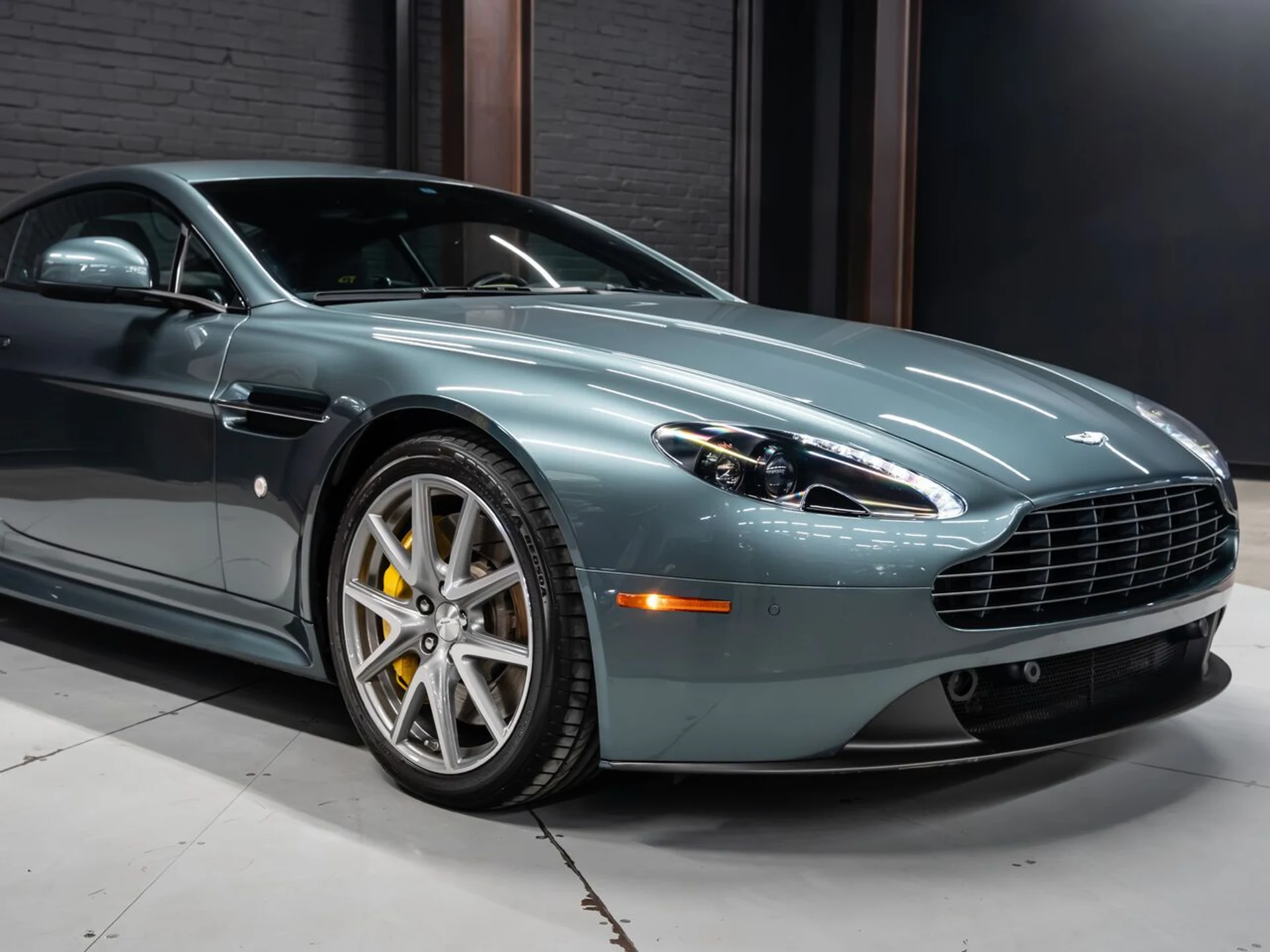 mph037_1007398697_aston_martin_v8_vantage_2015_06f26f97fa