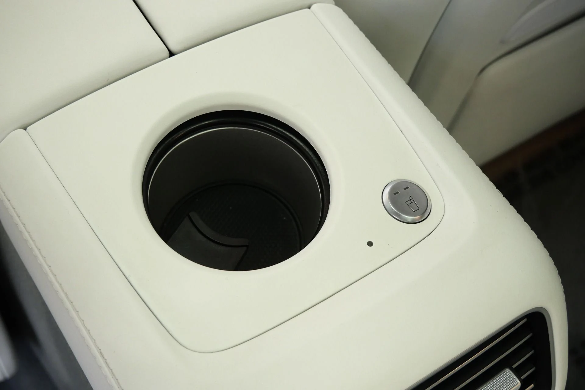 mph037_1010539507_Used_2024_Mercedes_Benz_Maybach_GLS_600_4_MATIC_Factory_Two_Tone_paint_Polished_Wheels_Loaded_1774374618_696d879cd6