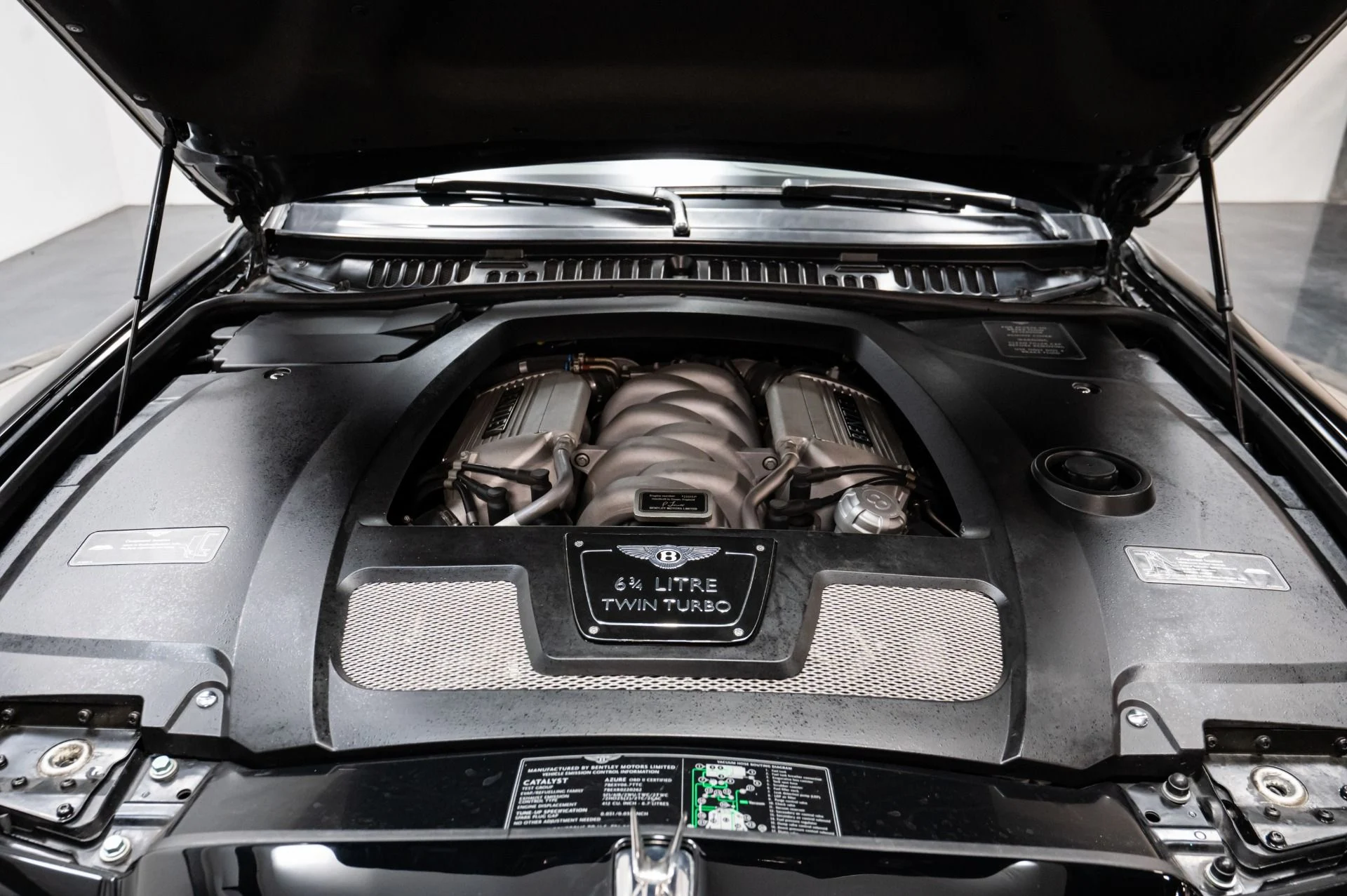mph037_1012146708_Used_2007_Bentley_Azure_1753214683_e1c1fdcb58