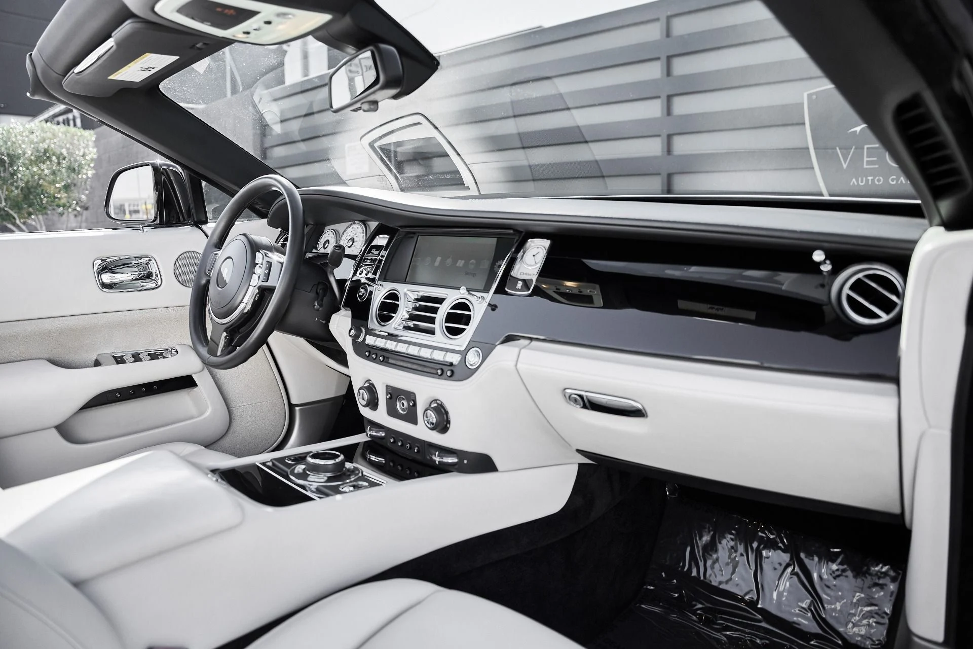 mph037_1032415796_Used_2016_Rolls_Royce_Dawn_Base_1770086729_83c02f73b0