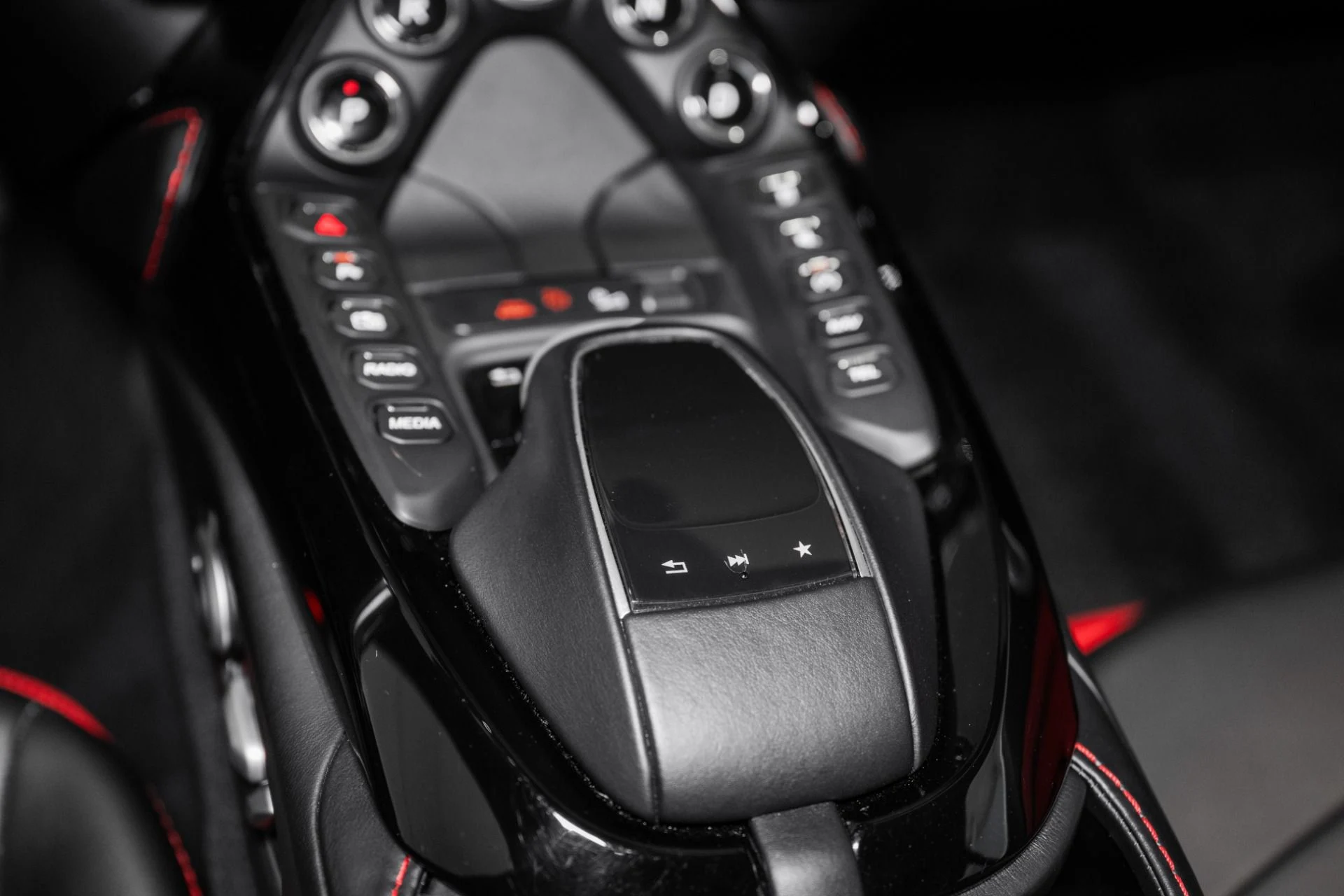 mph037_1032486860_Used_2019_Aston_Martin_Vantage_1779799907_62671ff8c8