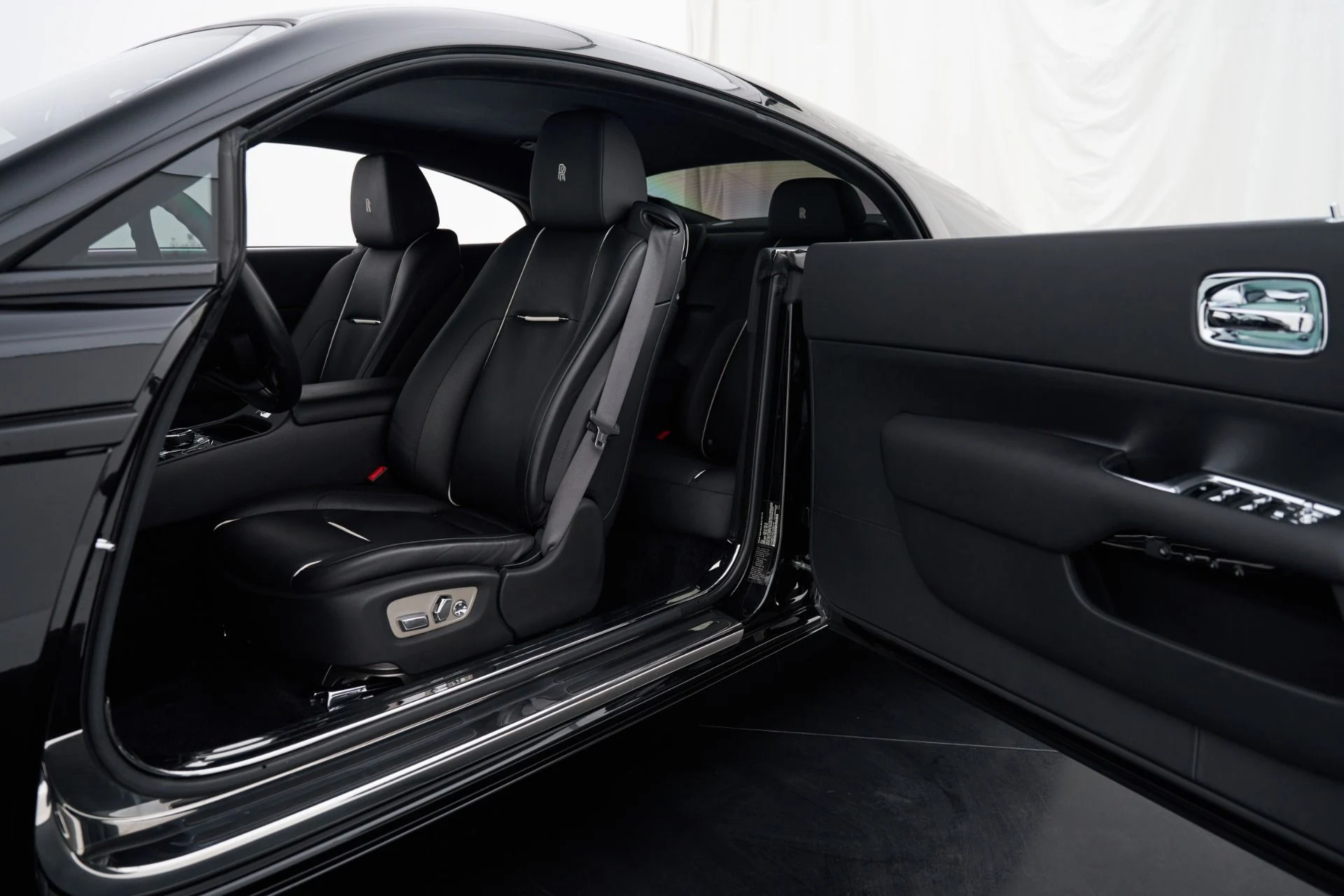 mph037_1041628975_Used_2015_Rolls_Royce_Wraith_Base_1792602989_fde542b74f