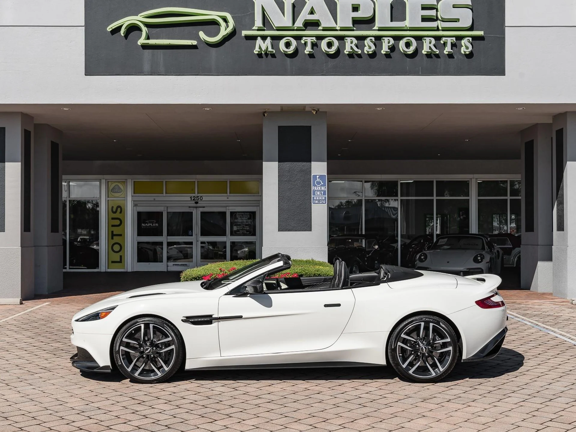 mph037_1042090962_Used_2018_Aston_Martin_Vanquish_S_1759353699_3f332e7084