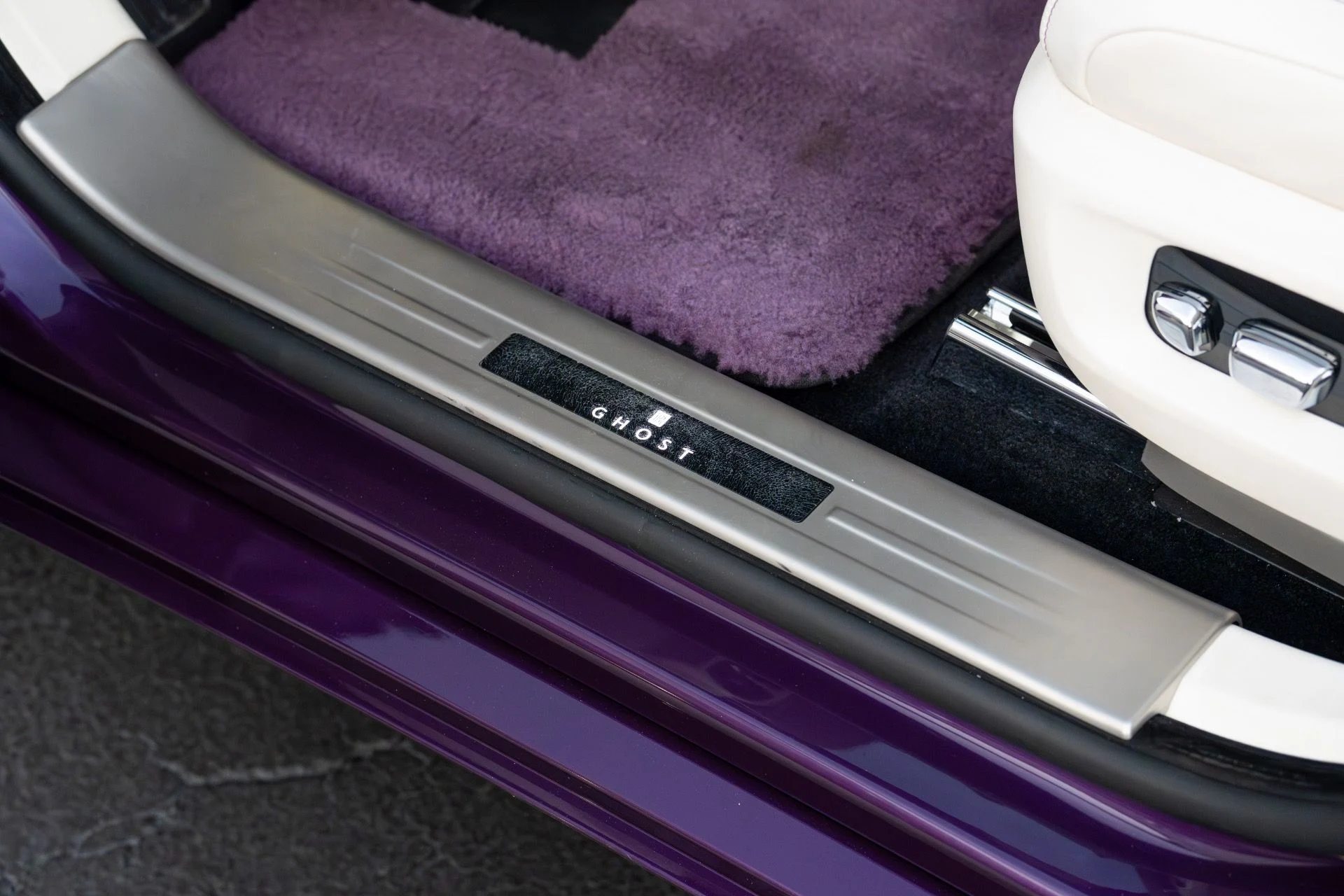 mph037_1056216414_Used_2021_Rolls_Royce_Ghost_1762913749_ba5ce89311