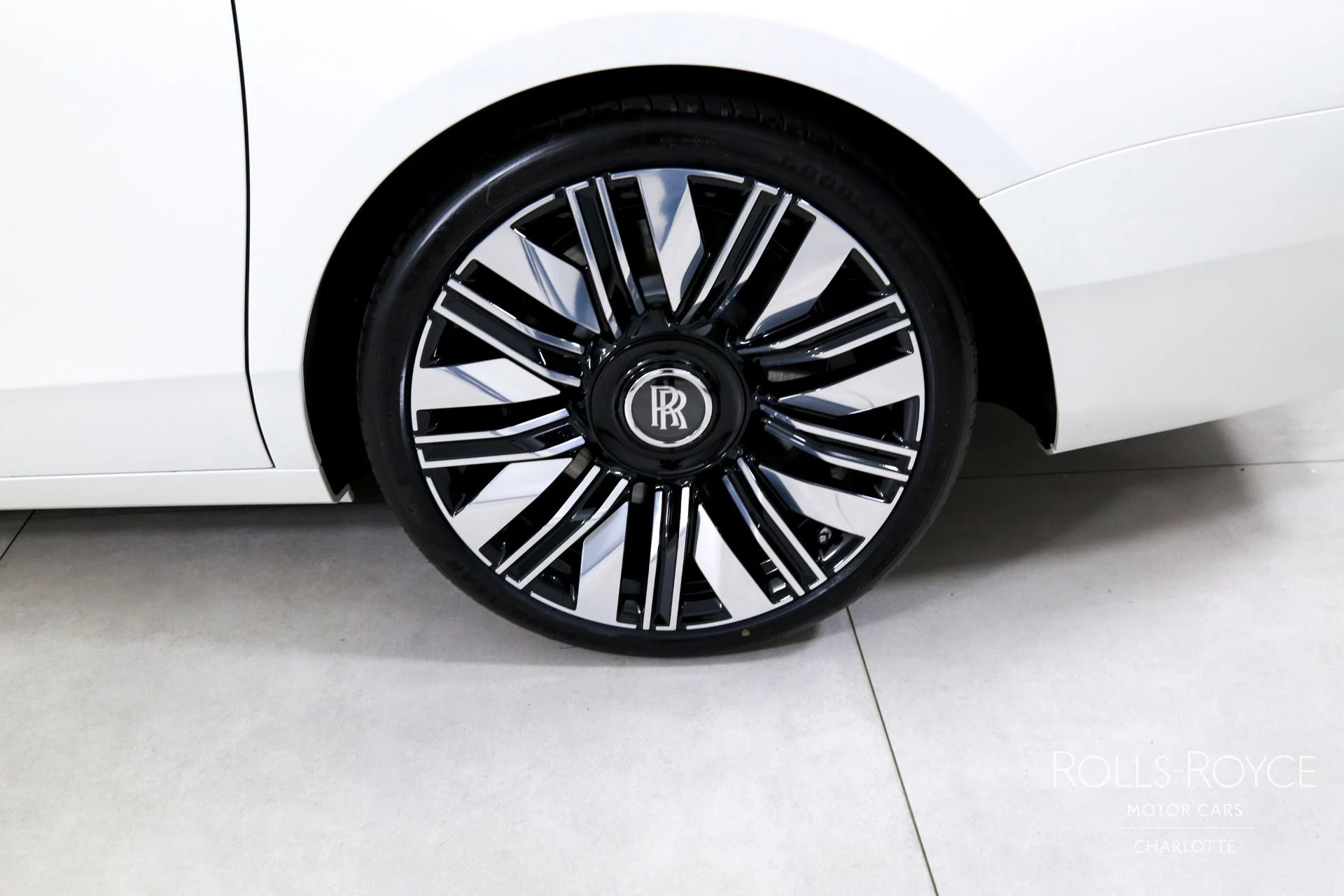 mph037_1073088877_Used_2025_Rolls_Royce_Ghost_1753298908_2a89dff222