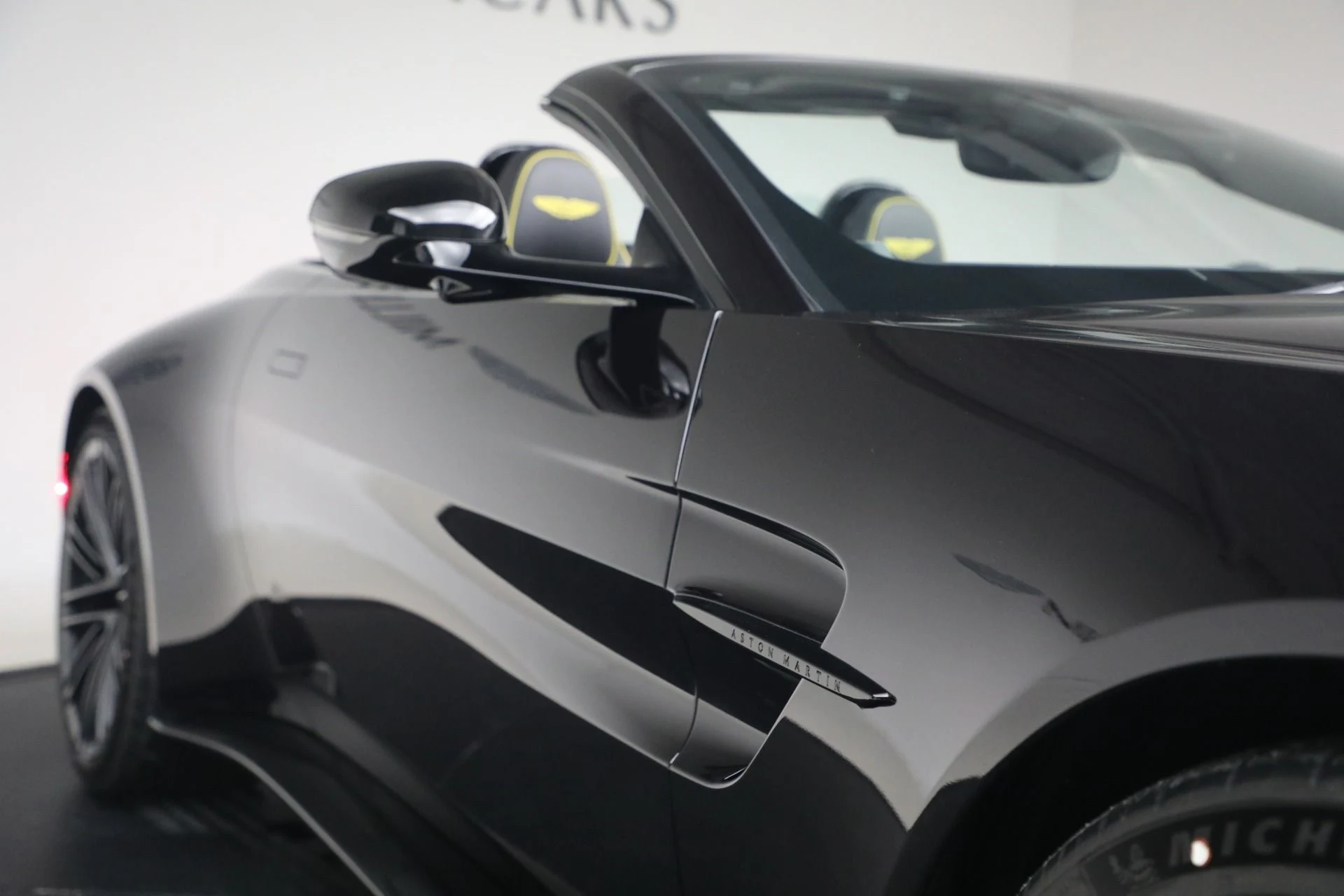 mph037_1087170295_New_2026_Aston_Martin_Vantage_Roadster_1770848257_579156e135