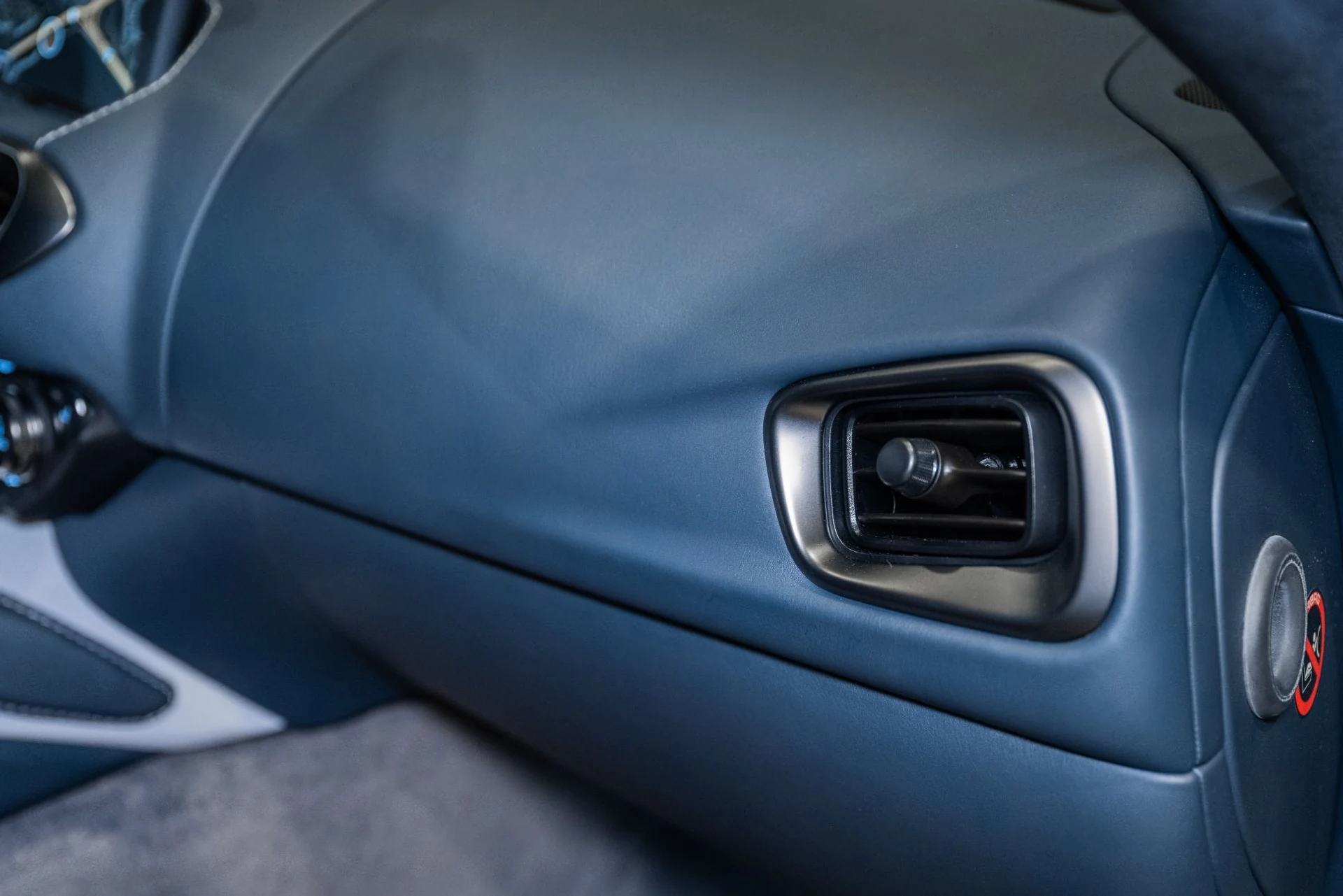 mph037_1090104087_Used_2019_Aston_Martin_Vantage_1790176598_67dcb9aeec