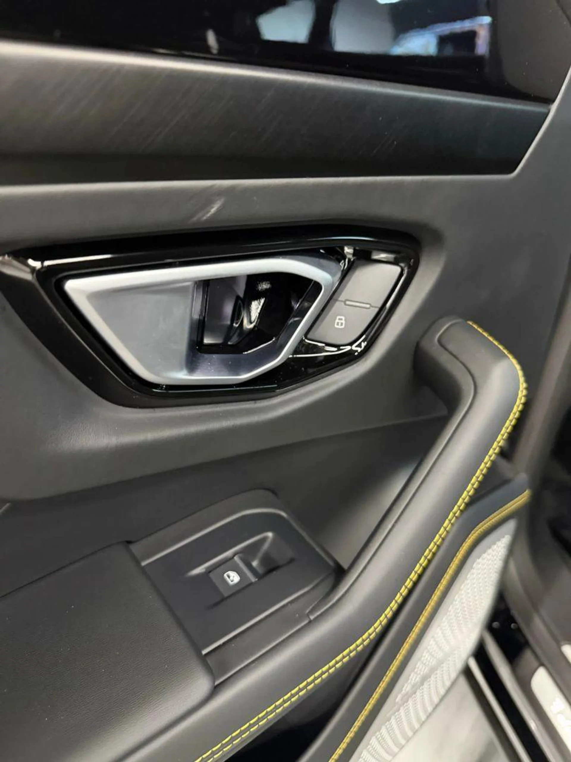 mph037_1091384927_Used_2022_Lamborghini_Urus_Sport_Utility_4_D_1784762933_5a0e3846f2
