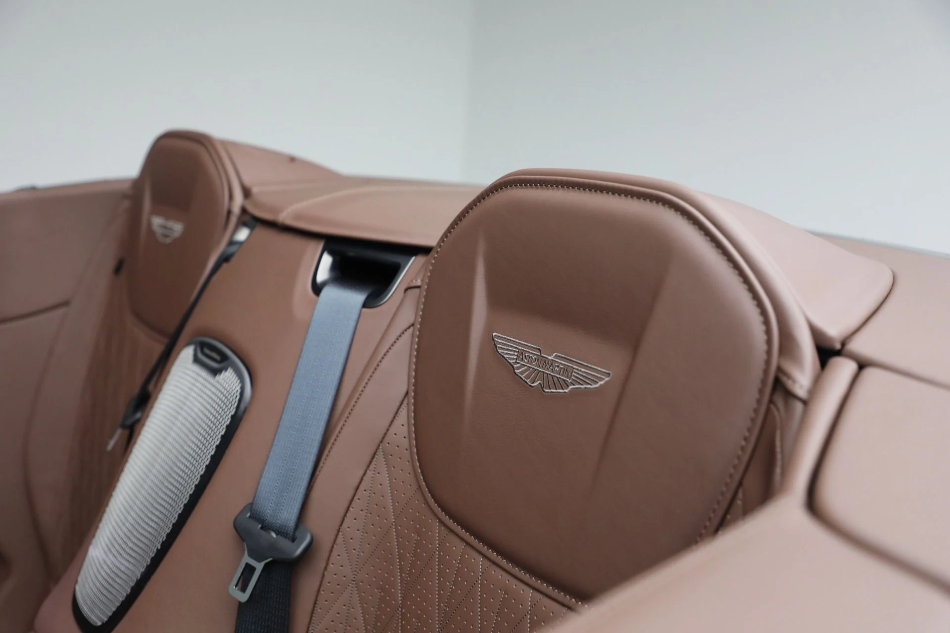 mph037_1094953980_New_2026_Aston_Martin_DB_12_Volante_c0cb50ee9f